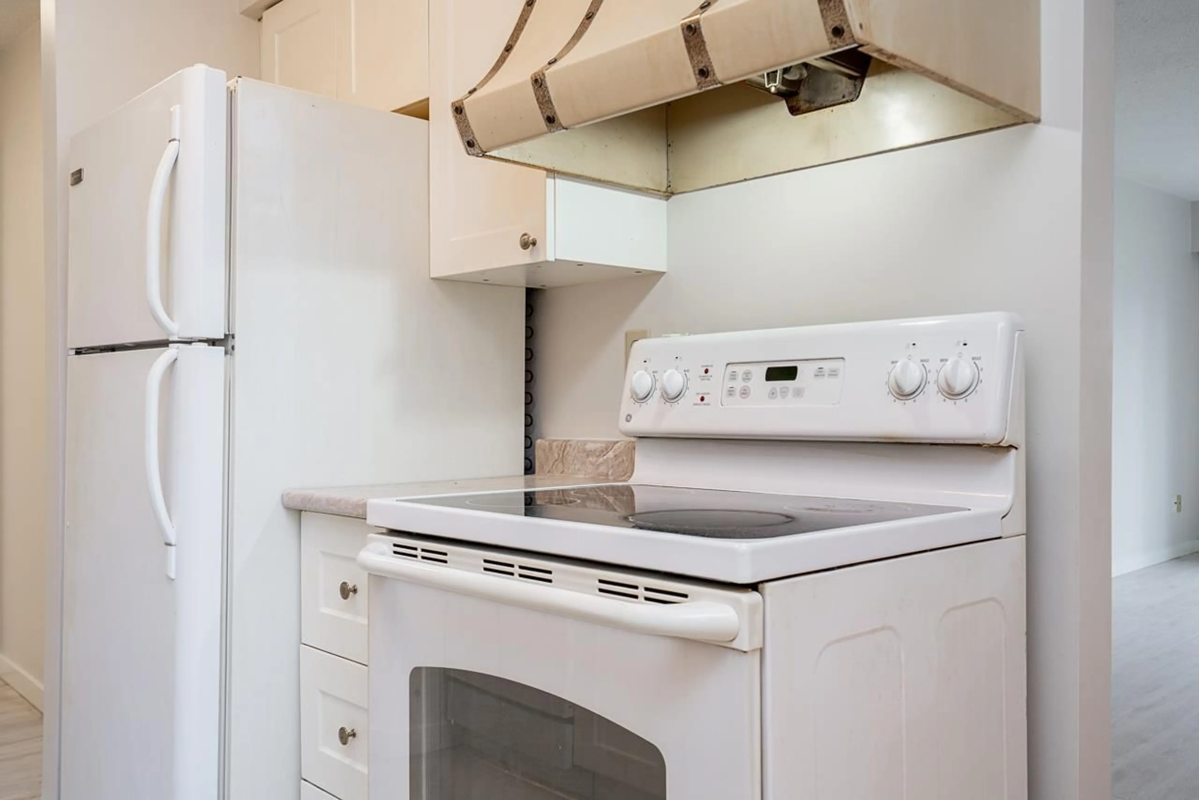 Standard kitchen, unknown for 106 - 33956 ESSENDENE AVENUE, Abbotsford British Columbia V2S6E7