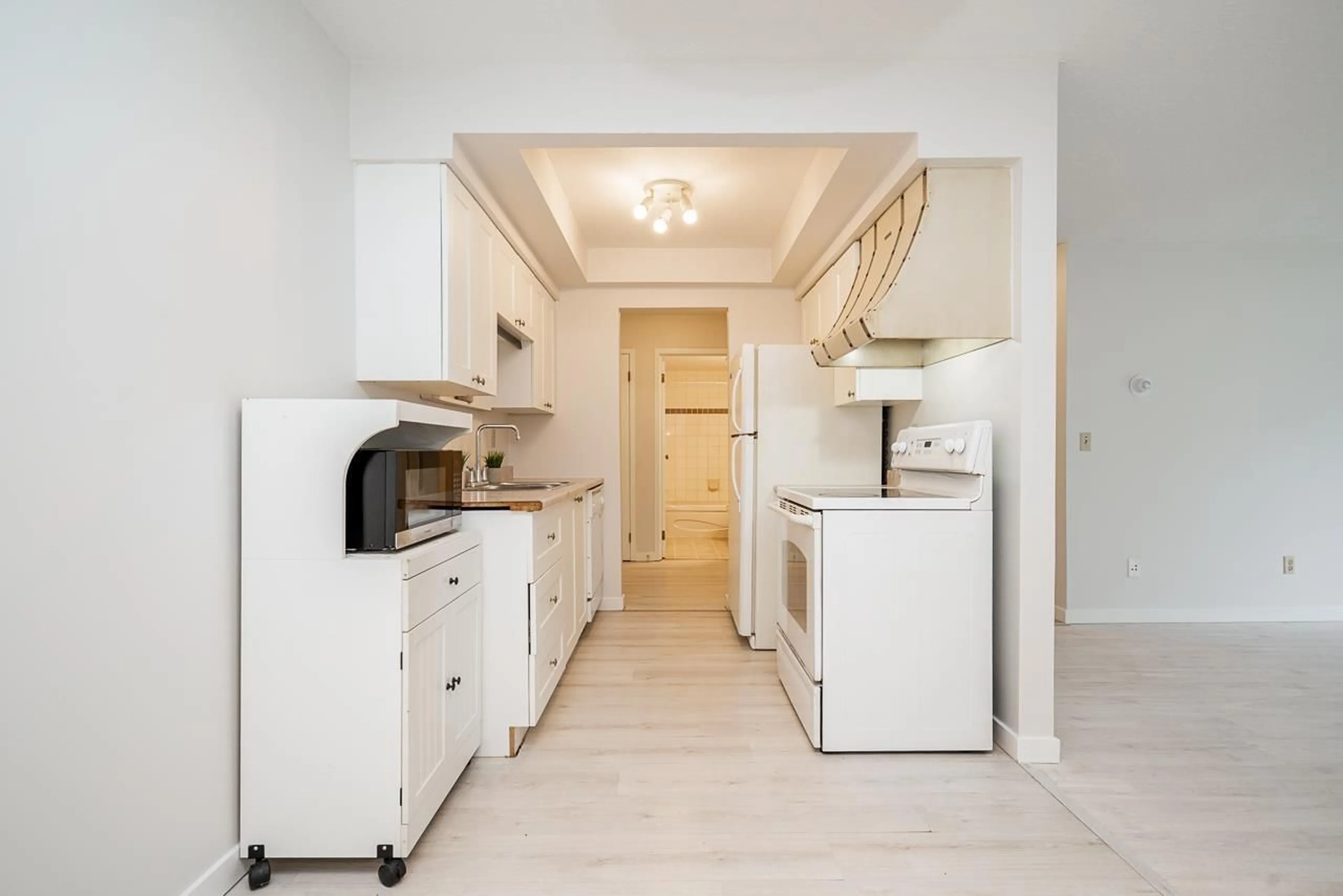 Standard kitchen, unknown for 106 - 33956 ESSENDENE AVENUE, Abbotsford British Columbia V2S6E7