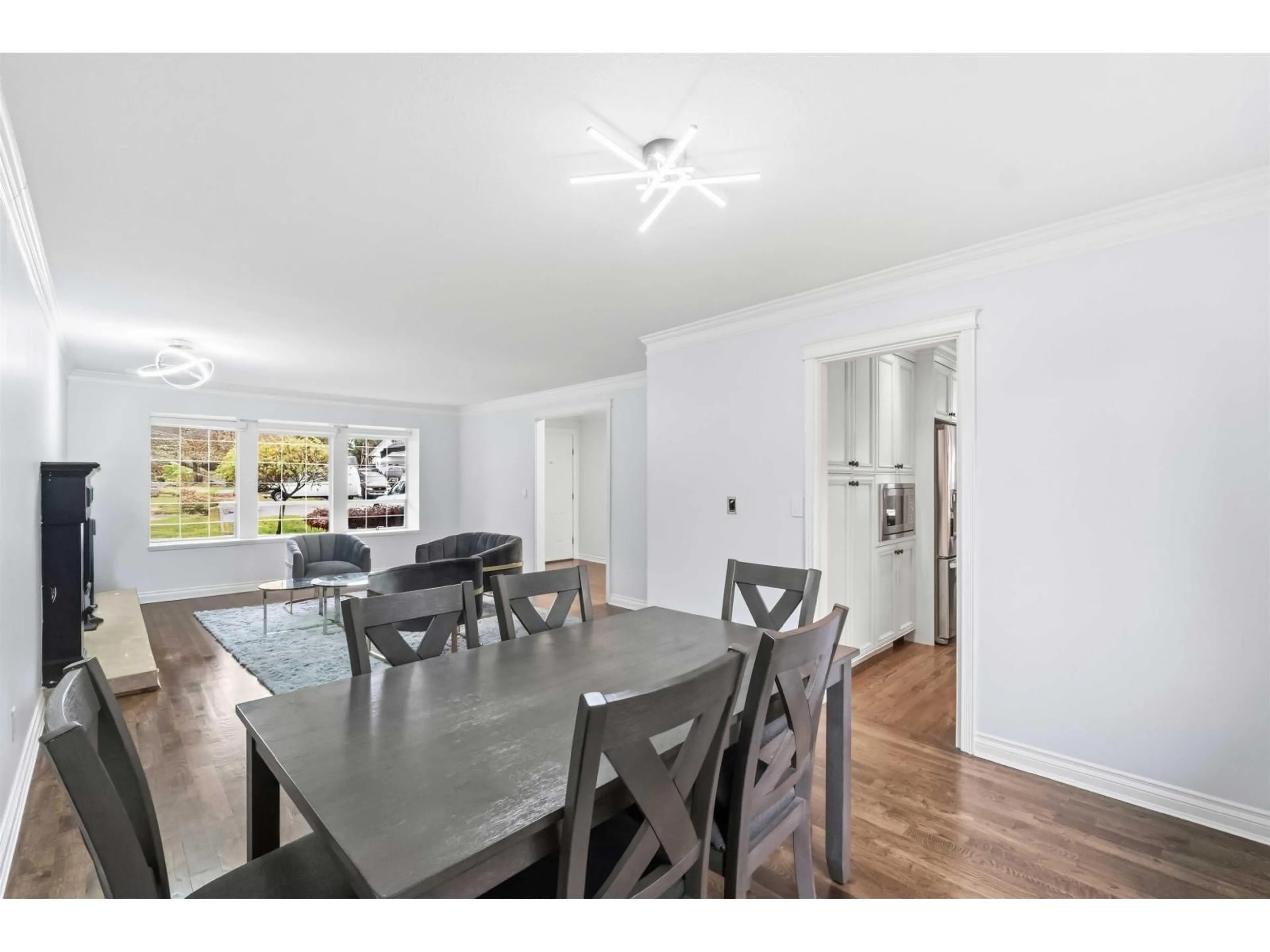 Dining room, wood/laminate floor for 15751 98A AVENUE, Surrey British Columbia V4N2V7