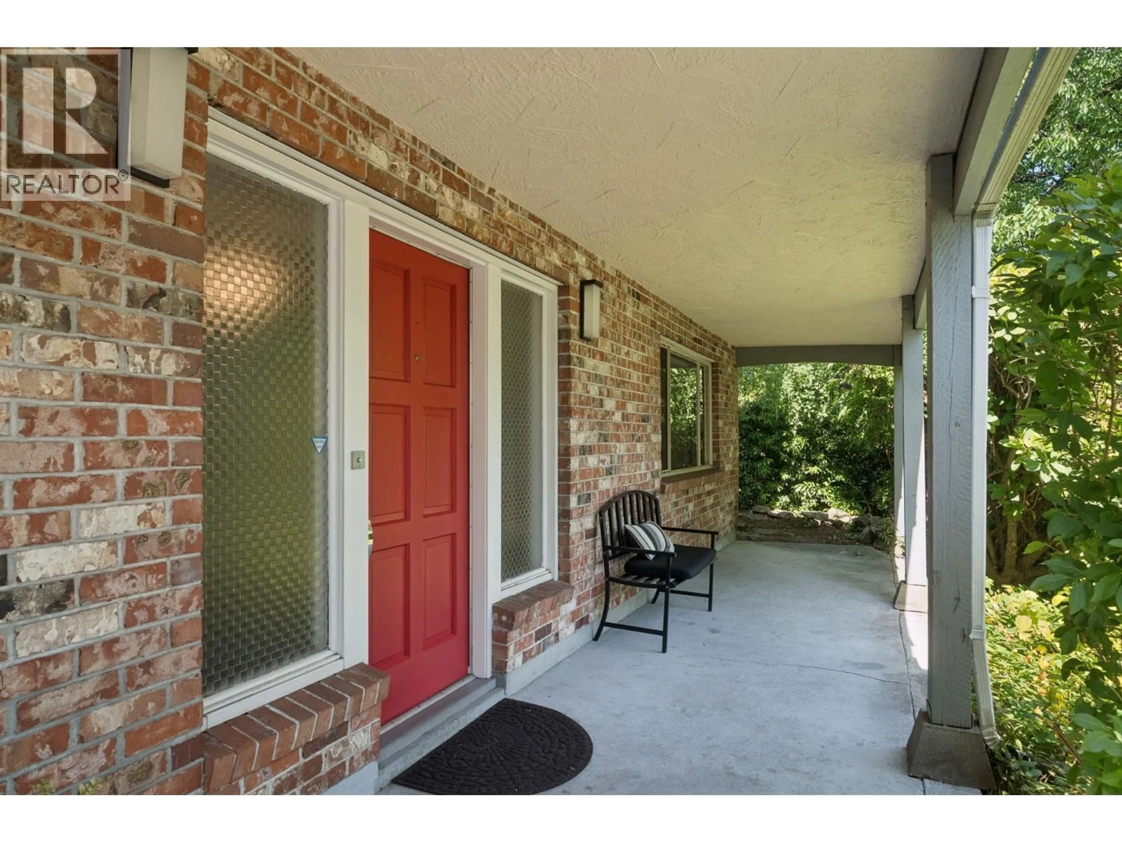 Indoor entryway for 1034 HEYWOOD STREET, North Vancouver British Columbia V7L1H3