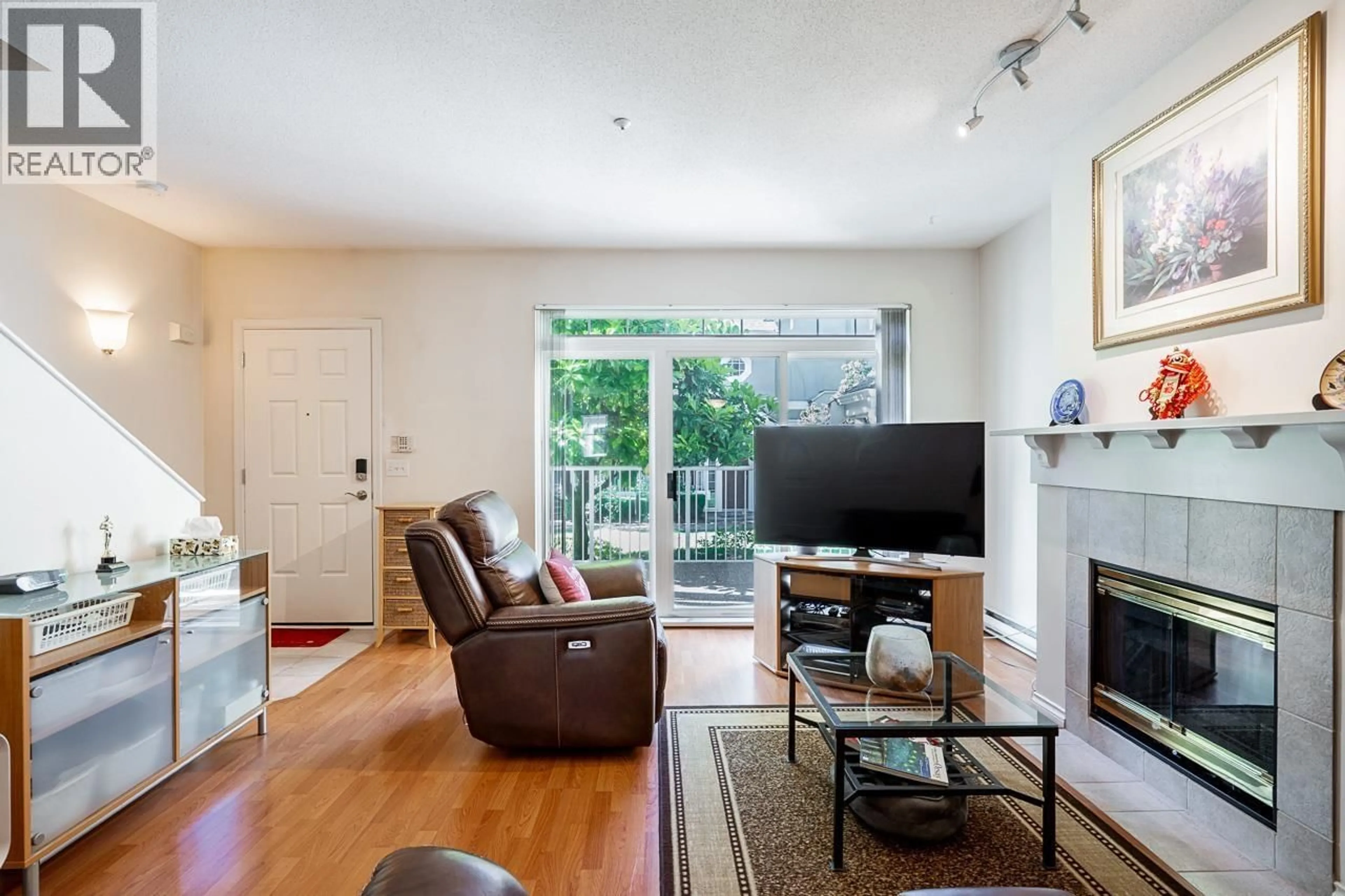 Living room with furniture, wood/laminate floor for 29 - 2422 HAWTHORNE AVENUE, Port Coquitlam British Columbia V3C6K7