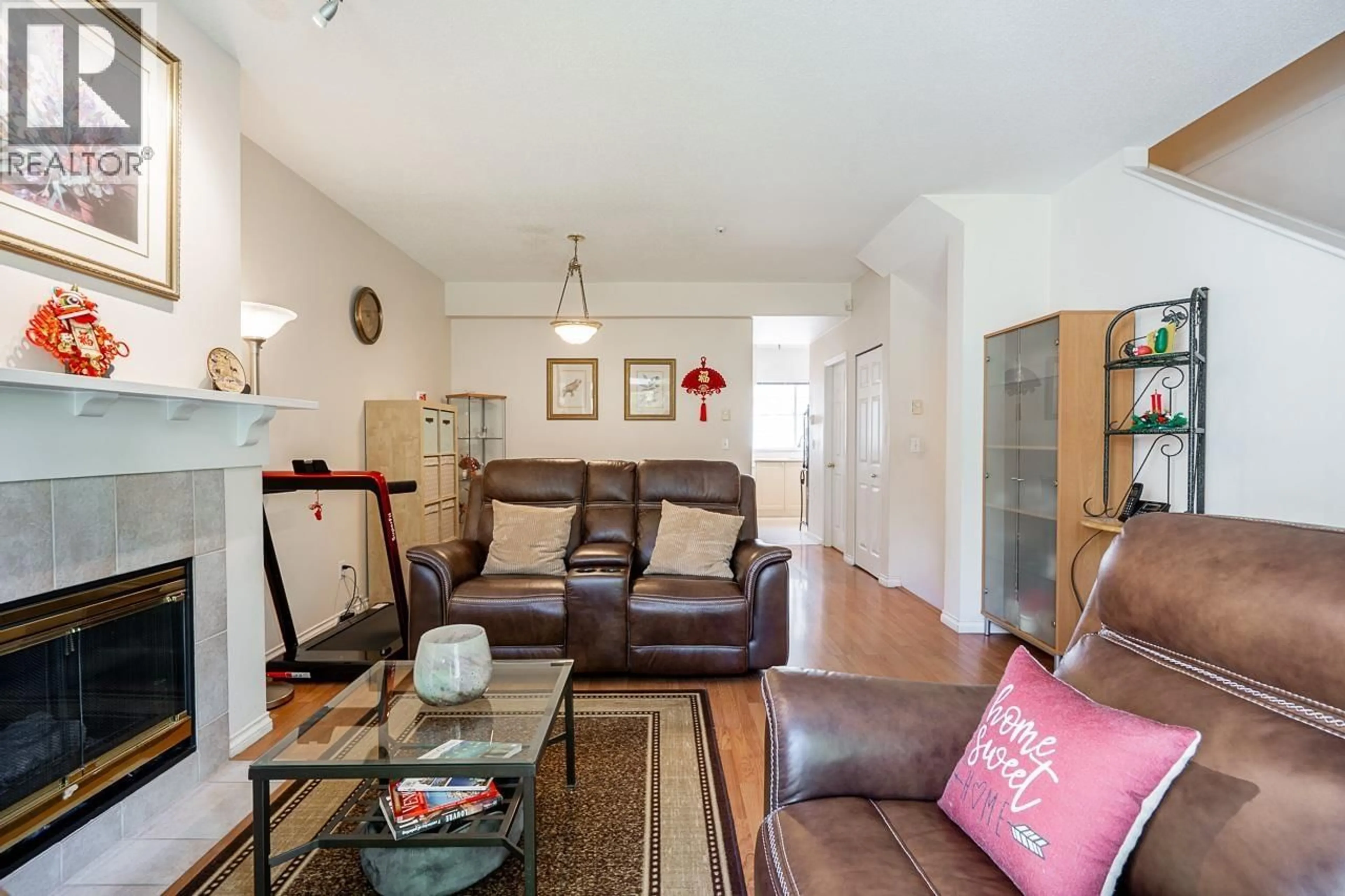 Living room with furniture, wood/laminate floor for 29 - 2422 HAWTHORNE AVENUE, Port Coquitlam British Columbia V3C6K7