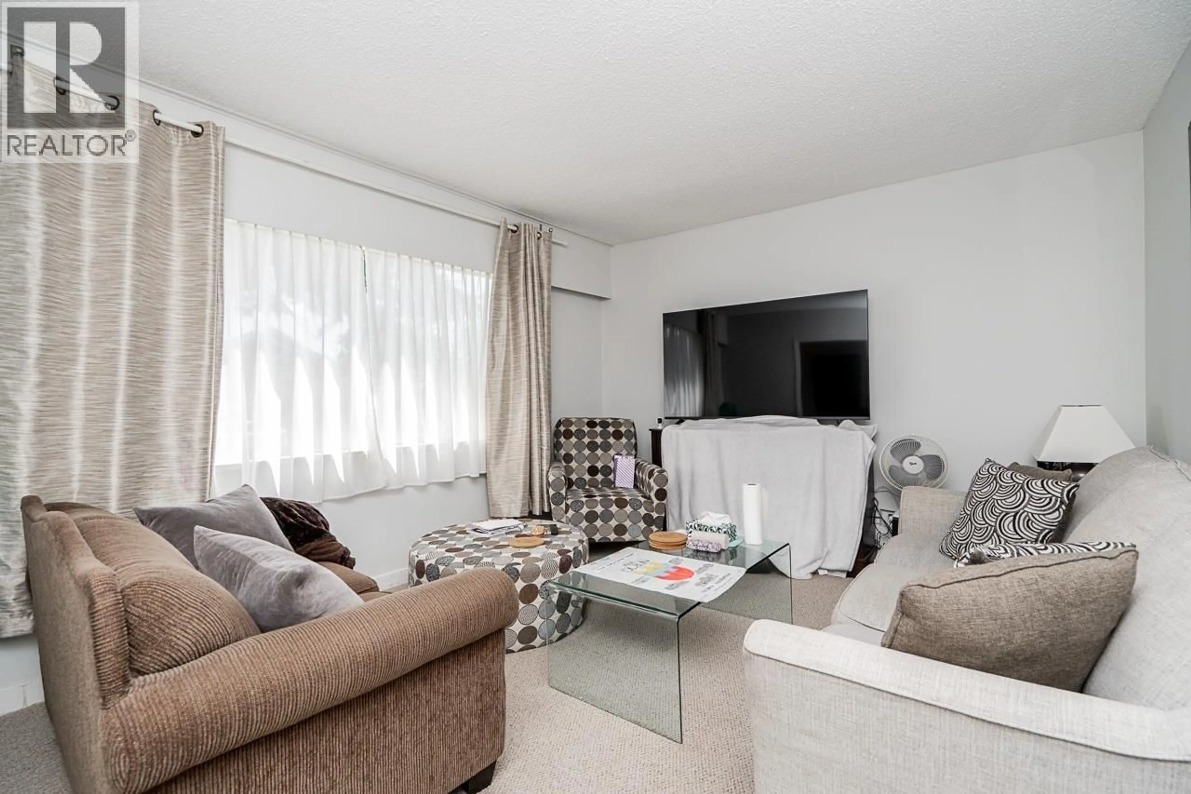 Living room with furniture, unknown for 715 RODERICK AVENUE, Coquitlam British Columbia V3K1P6