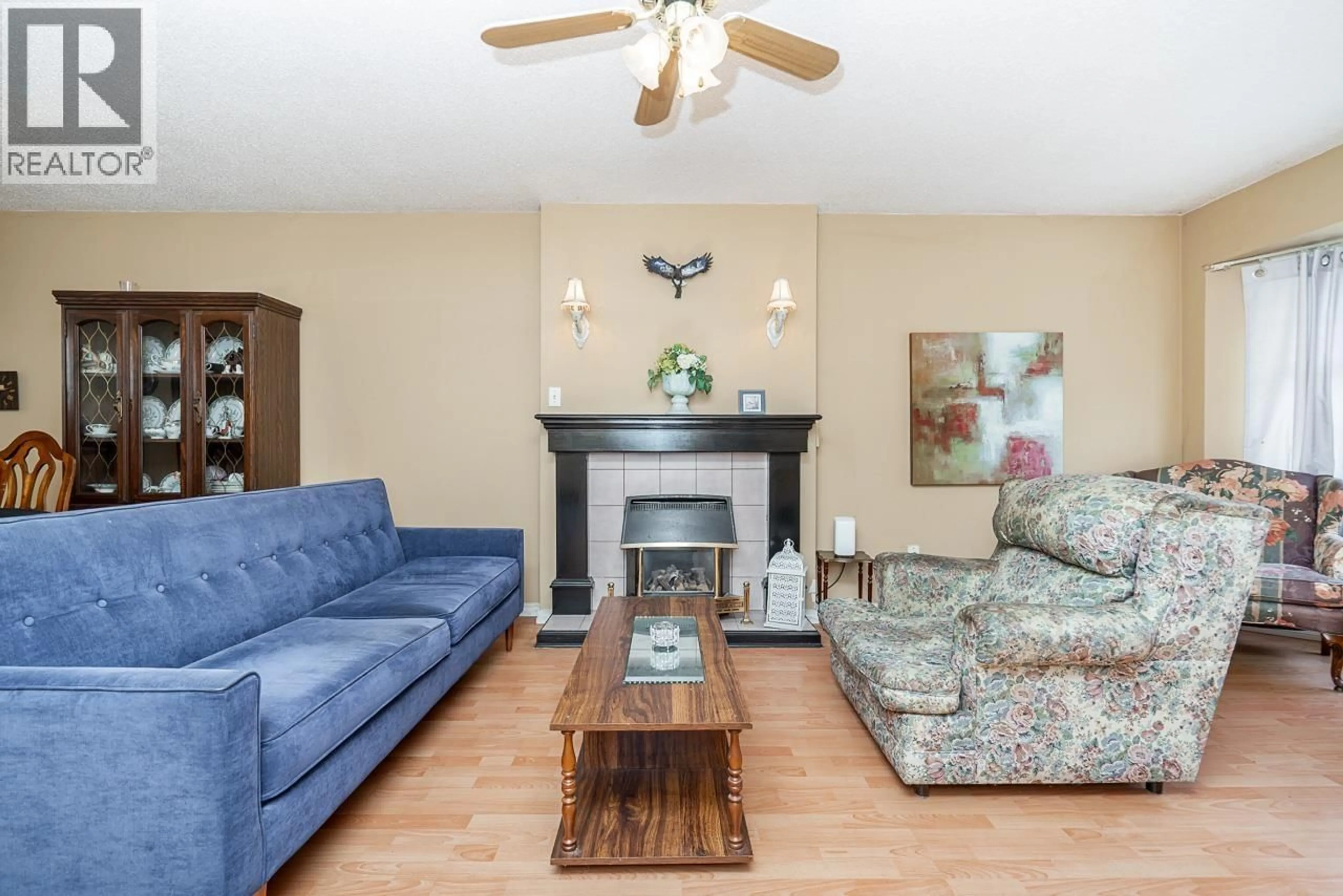 Living room with furniture, wood/laminate floor for 11 - 12049 217TH STREET, Maple Ridge British Columbia V2X5L2