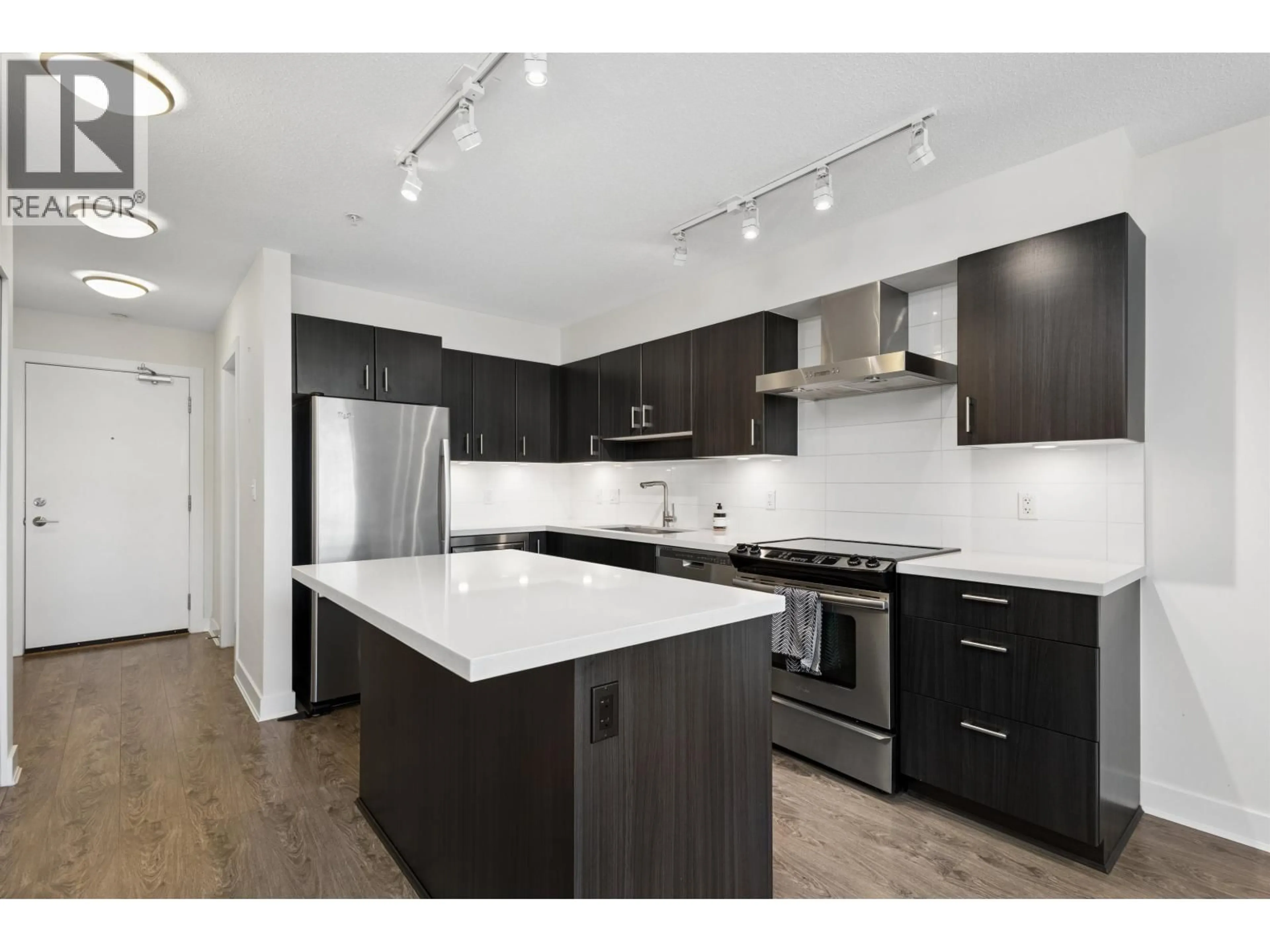 Open concept kitchen, wood/laminate floor for 605 - 500 ROYAL AVENUE, New Westminster British Columbia V3L0G5