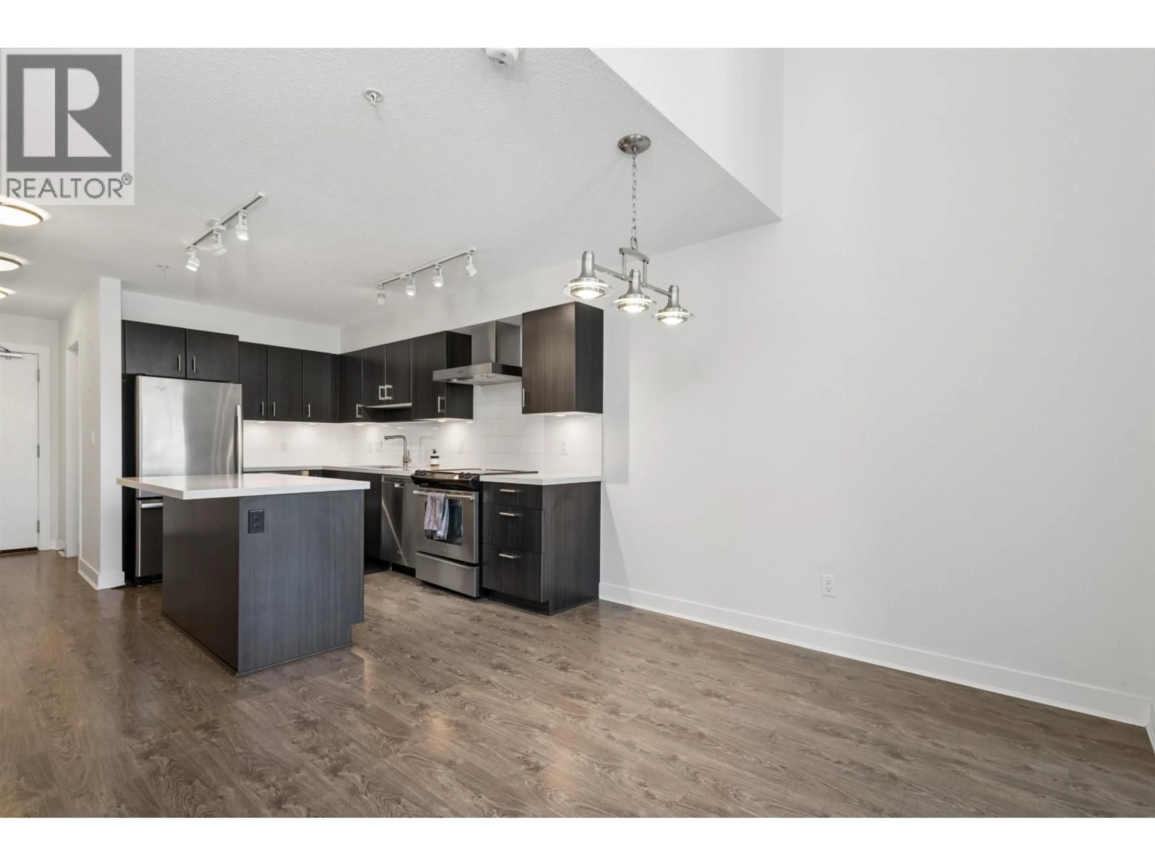 Open concept kitchen, wood/laminate floor for 605 - 500 ROYAL AVENUE, New Westminster British Columbia V3L0G5