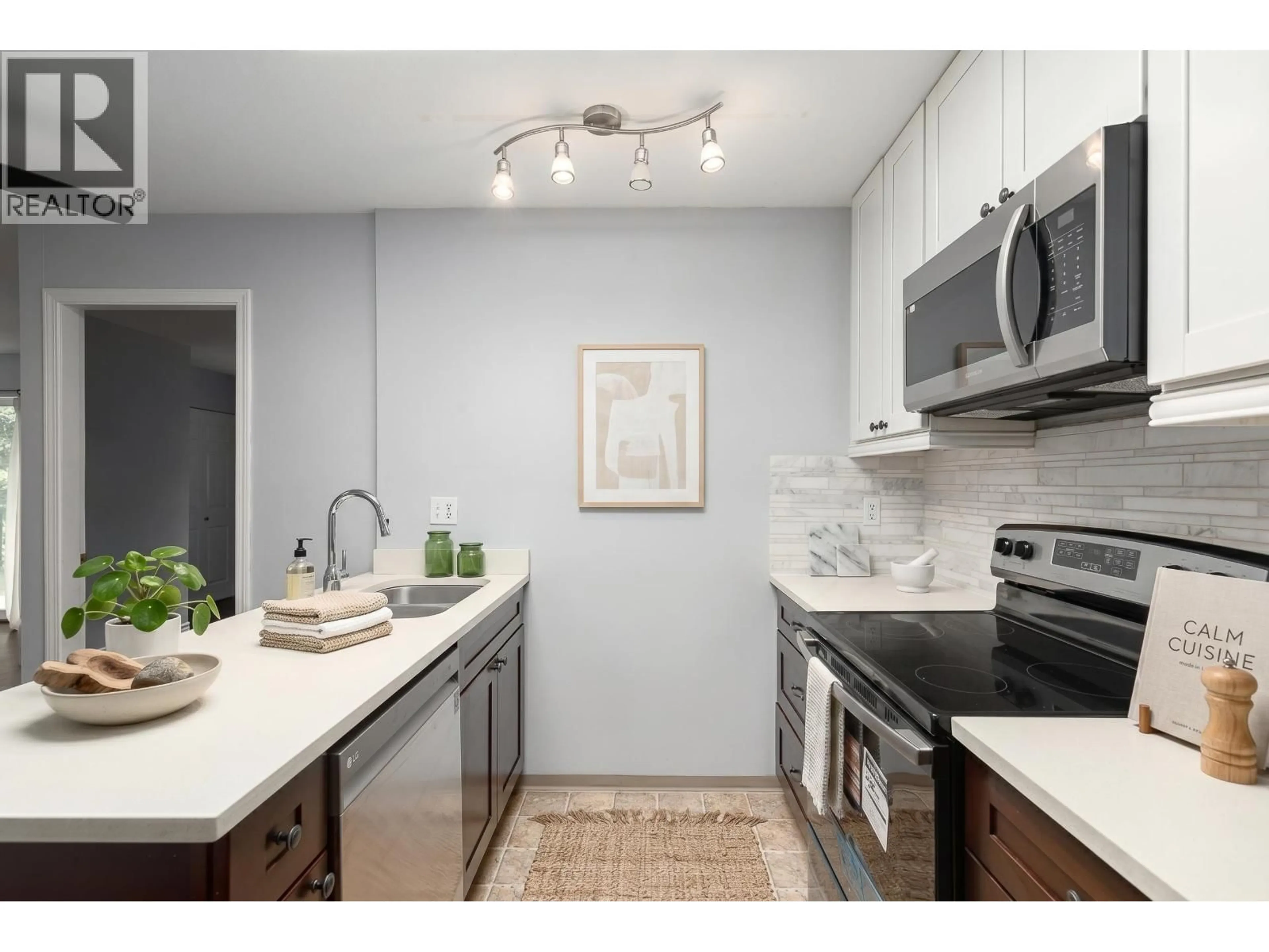 Standard kitchen, ceramic/tile floor for C306 - 40140 WILLOW CRESCENT, Squamish British Columbia V8B0M1