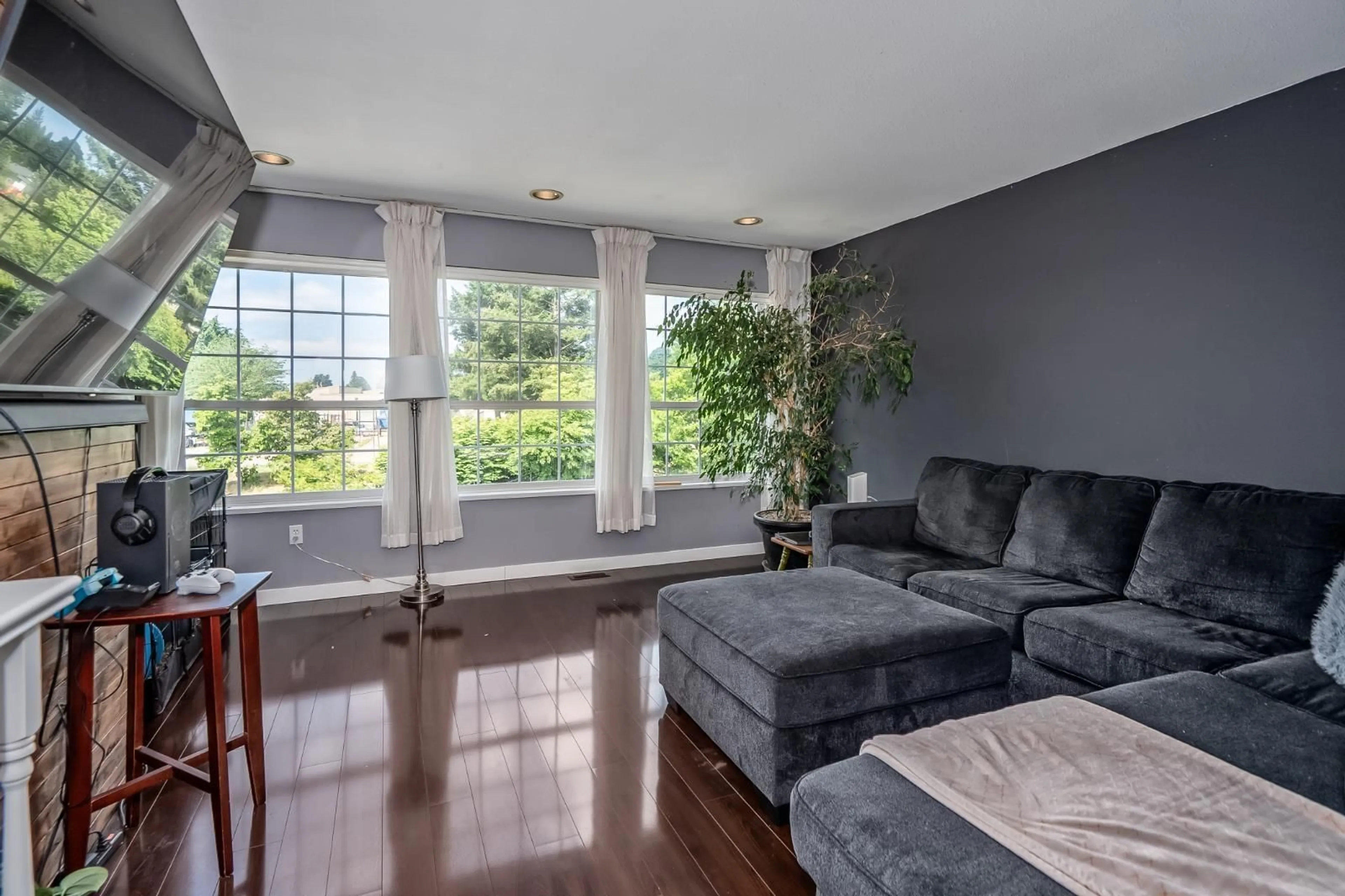 Living room with furniture, unknown for 8232 PEACOCK STREET, Mission British Columbia V2V6Z8