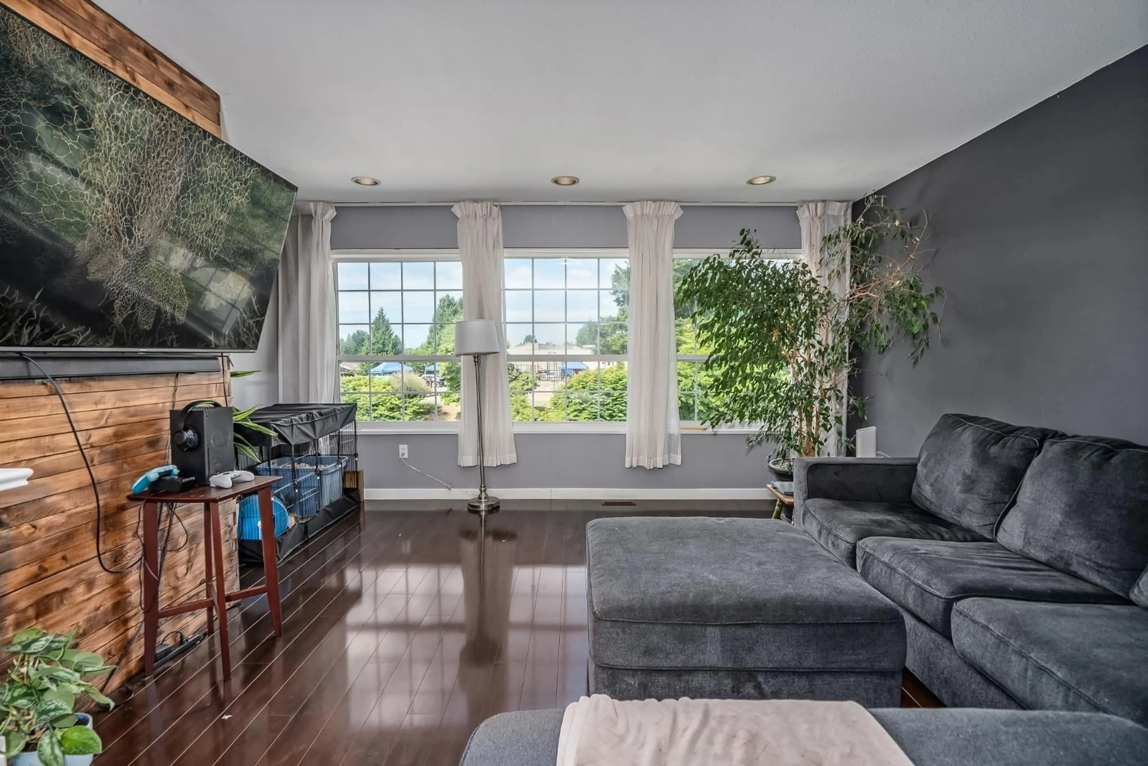 Living room with furniture, unknown for 8232 PEACOCK STREET, Mission British Columbia V2V6Z8