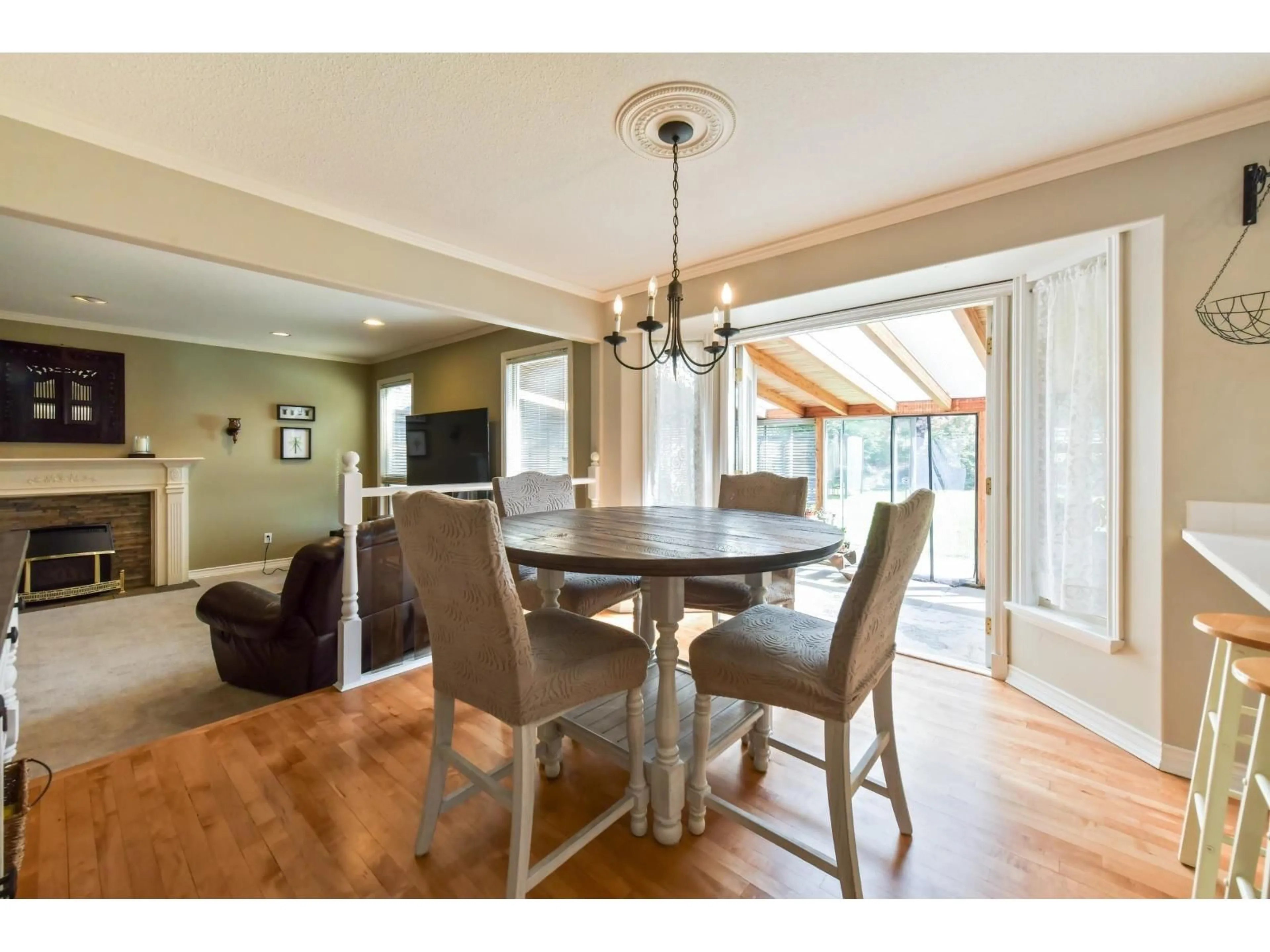 Dining room, wood/laminate floor for 8551 BANNISTER DRIVE, Mission British Columbia V2V6Y3