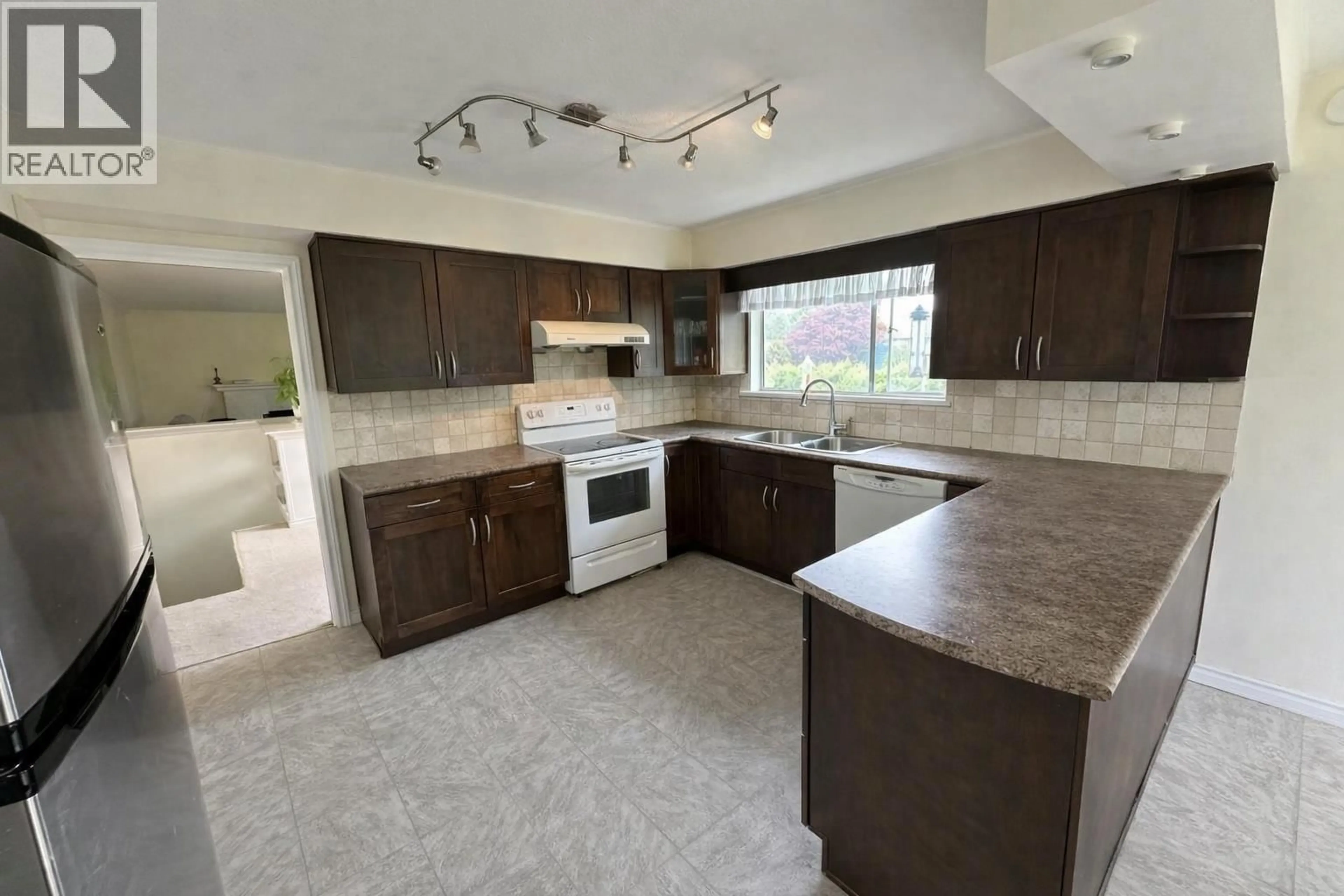 Open concept kitchen, ceramic/tile floor for 10231 AINTREE CRESCENT, Richmond British Columbia V7A3T9