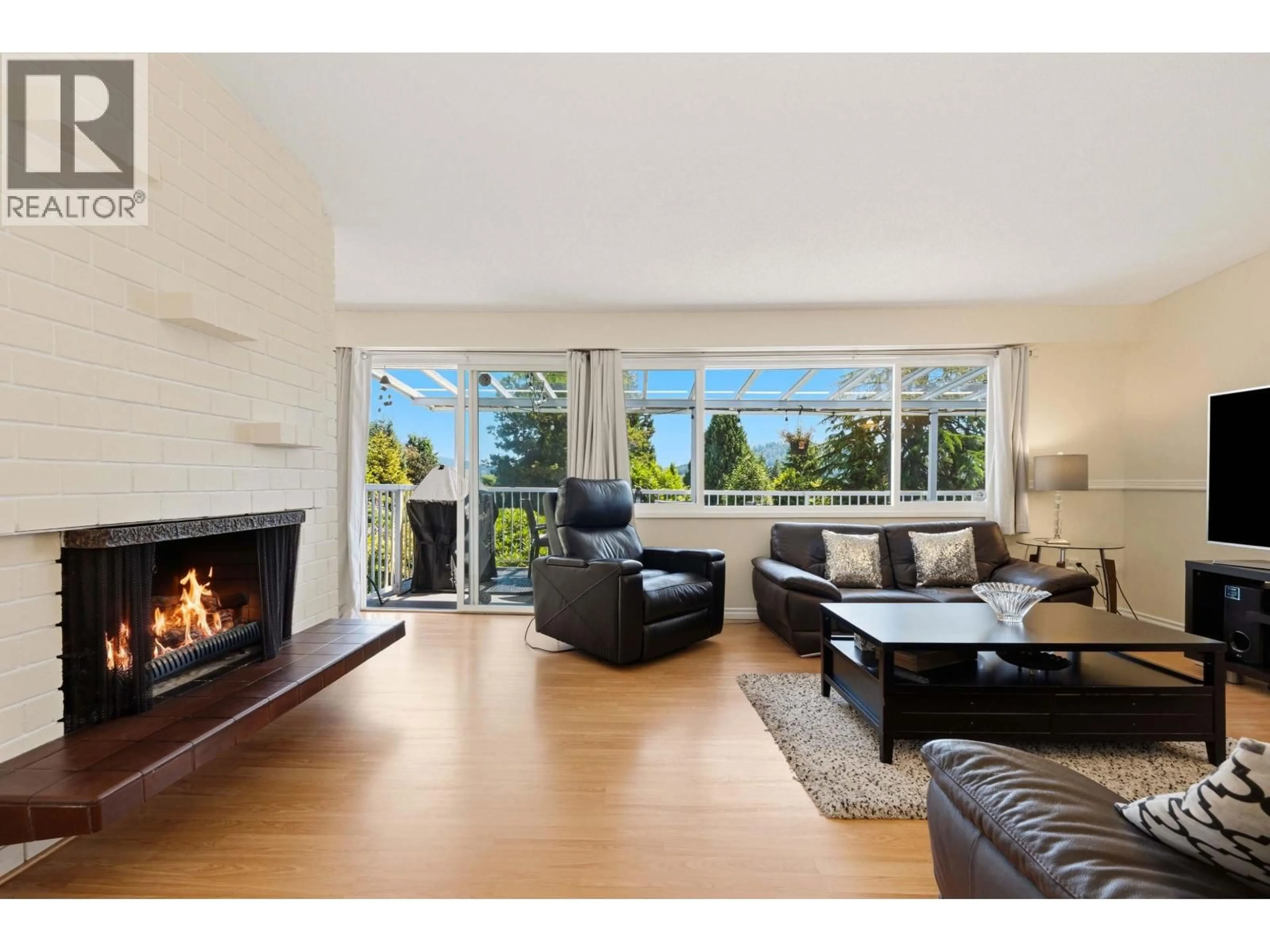 Living room with furniture, unknown for 693 PLYMOUTH DRIVE, North Vancouver British Columbia V7H2H5