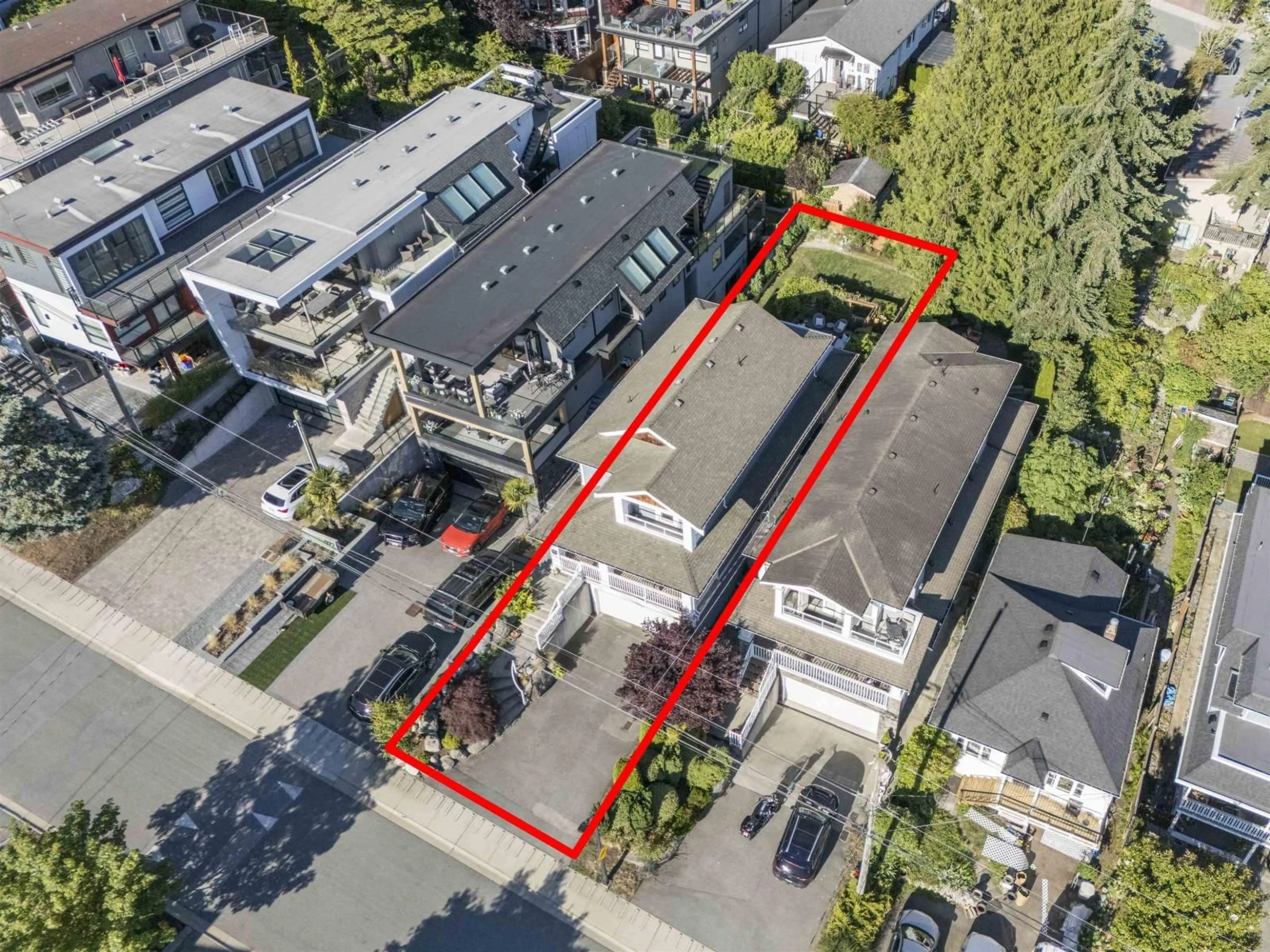 A pic from outside/outdoor area/front of a property/back of a property/a pic from drone, street for 966 LEE STREET, White Rock British Columbia V4B4N8