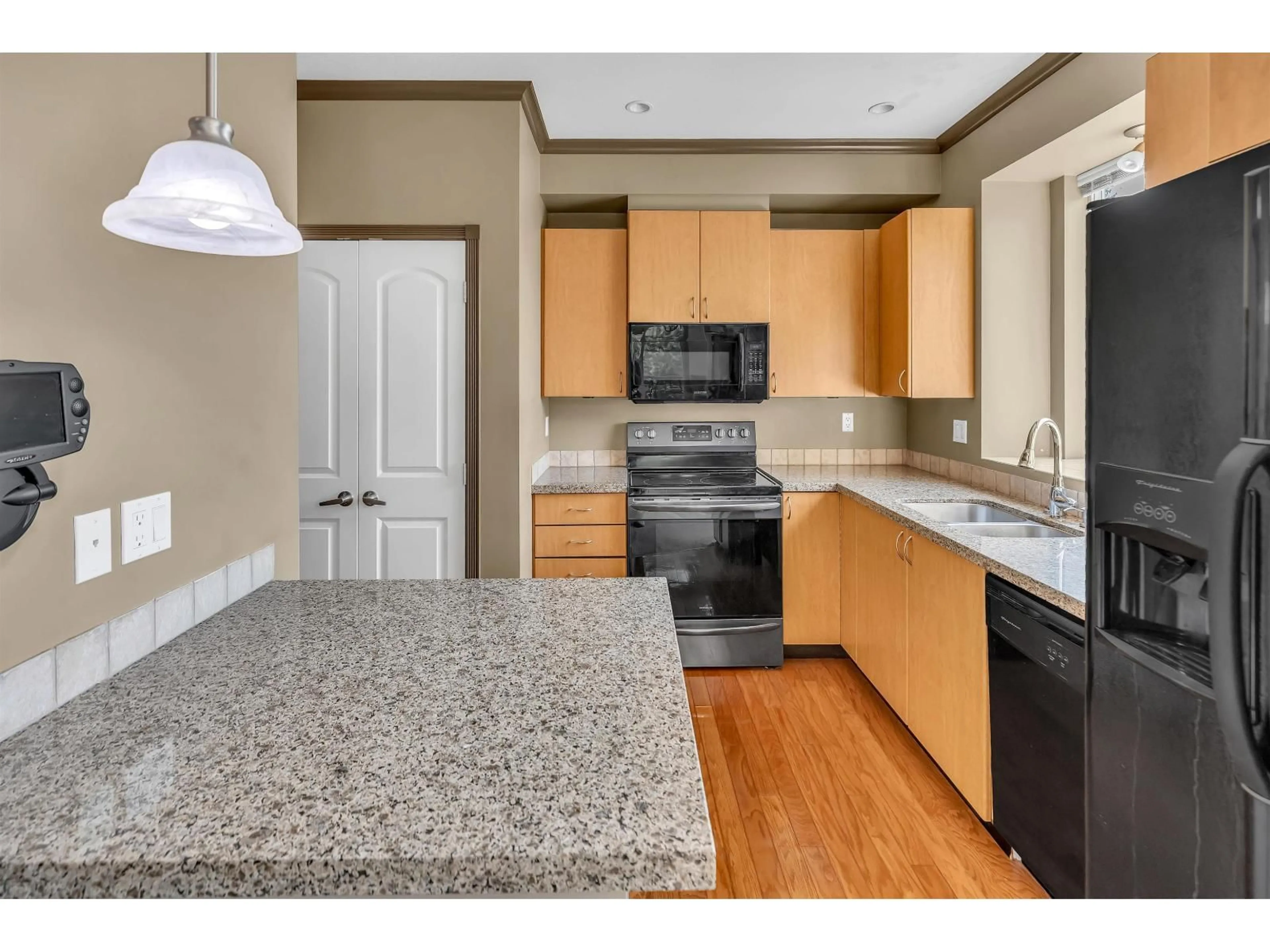 Open concept kitchen, unknown for 312 - 33485 SOUTH FRASER WAY, Abbotsford British Columbia V2S8P9