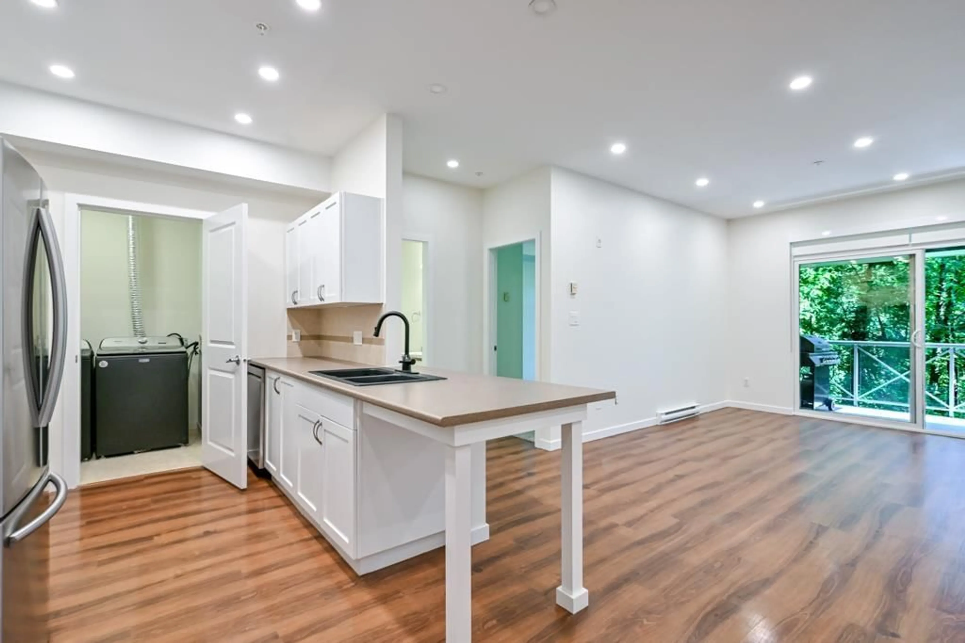 Open concept kitchen, wood/laminate floor for 213 - 33318 BOURQUIN CRESCENT EAST, Abbotsford British Columbia V2S0A6