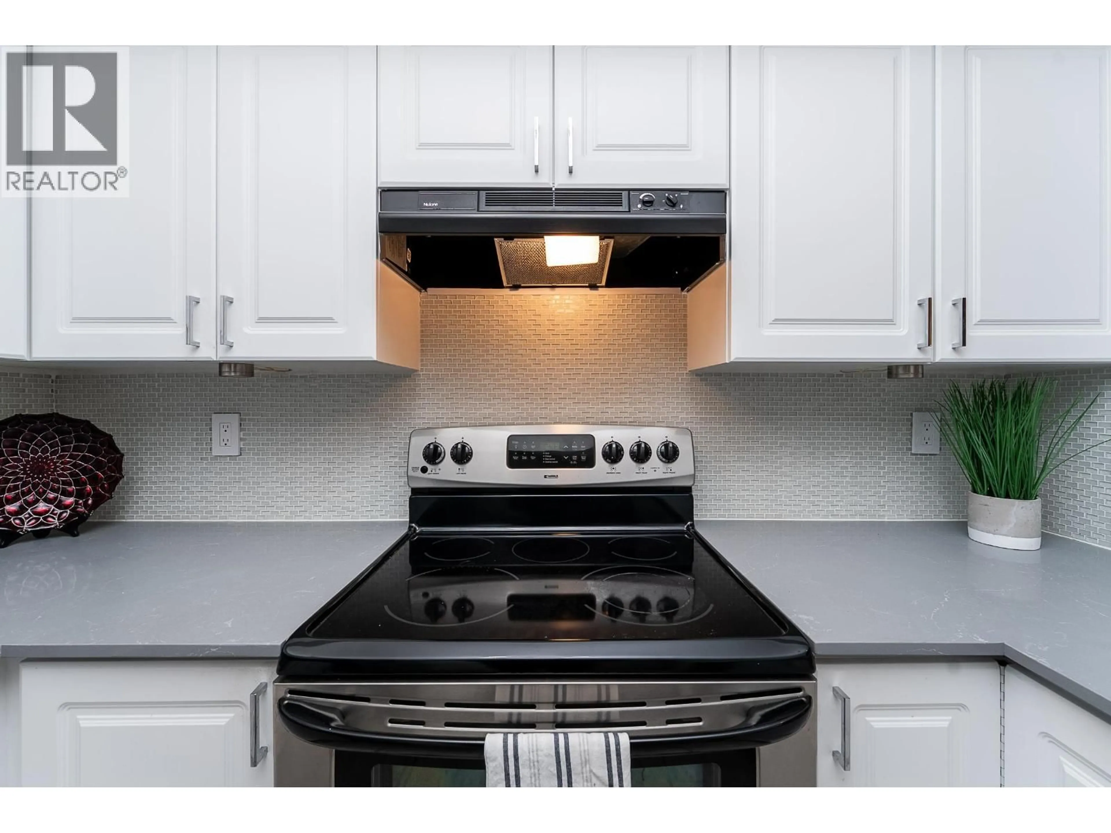 Standard kitchen, unknown for 305 - 2340 HAWTHORNE AVENUE, Port Coquitlam British Columbia V3C1W9