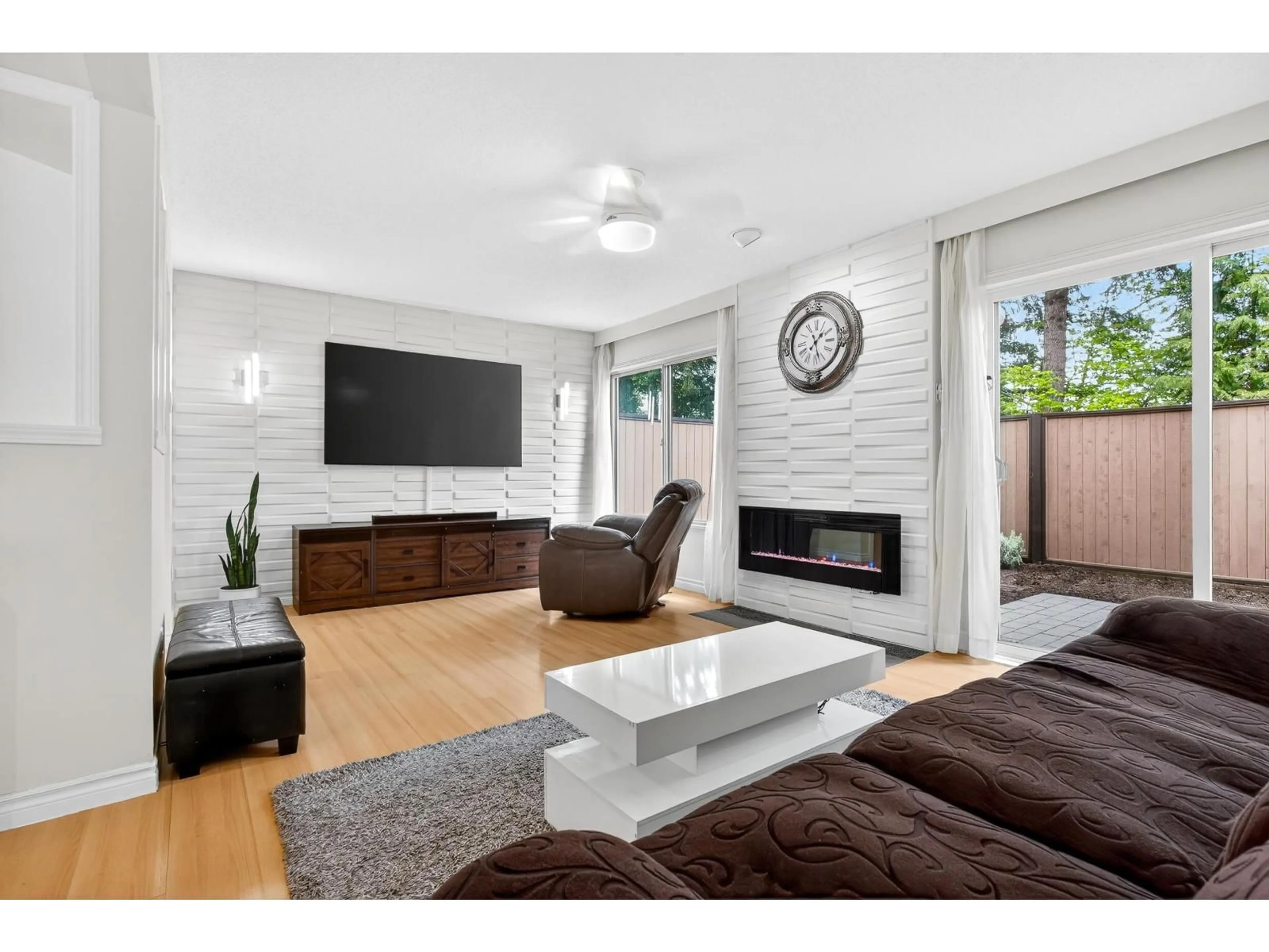 Living room with furniture, wood/laminate floor for 32 - 3015 TRETHEWEY STREET, Abbotsford British Columbia V2T3R4