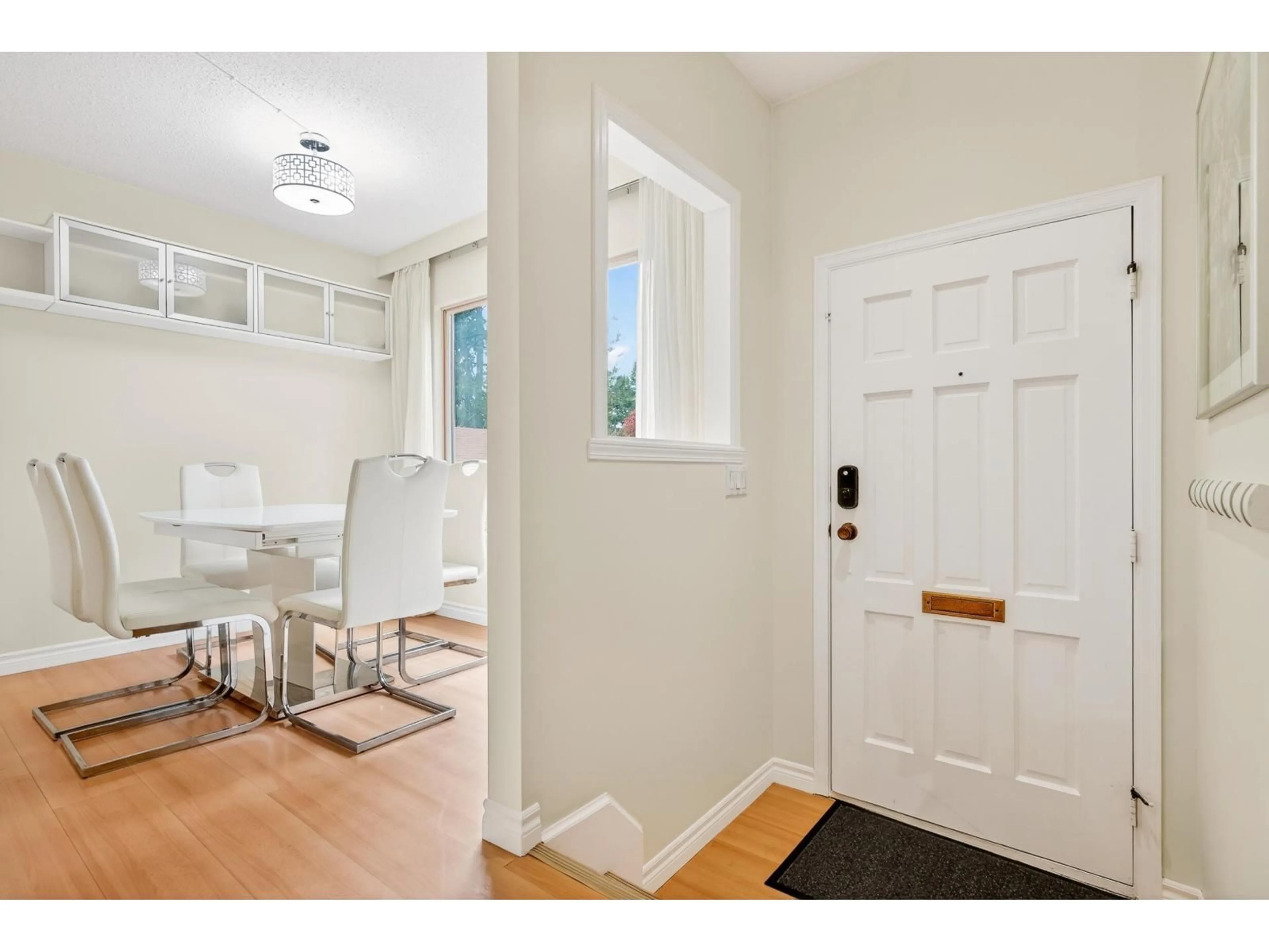 Indoor entryway for 32 - 3015 TRETHEWEY STREET, Abbotsford British Columbia V2T3R4