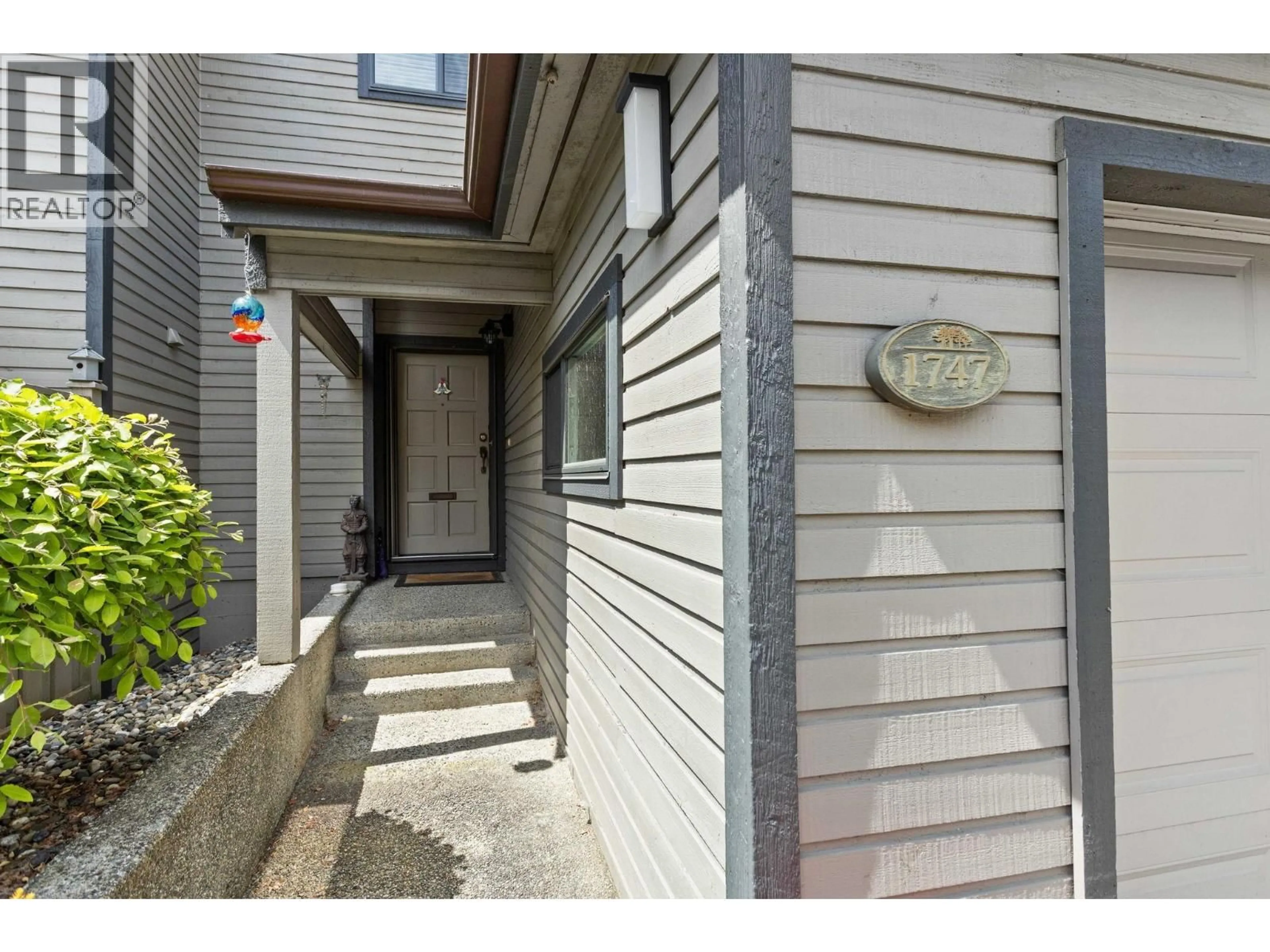 Indoor entryway for 1747 RUFUS DRIVE, North Vancouver British Columbia V7J3L8