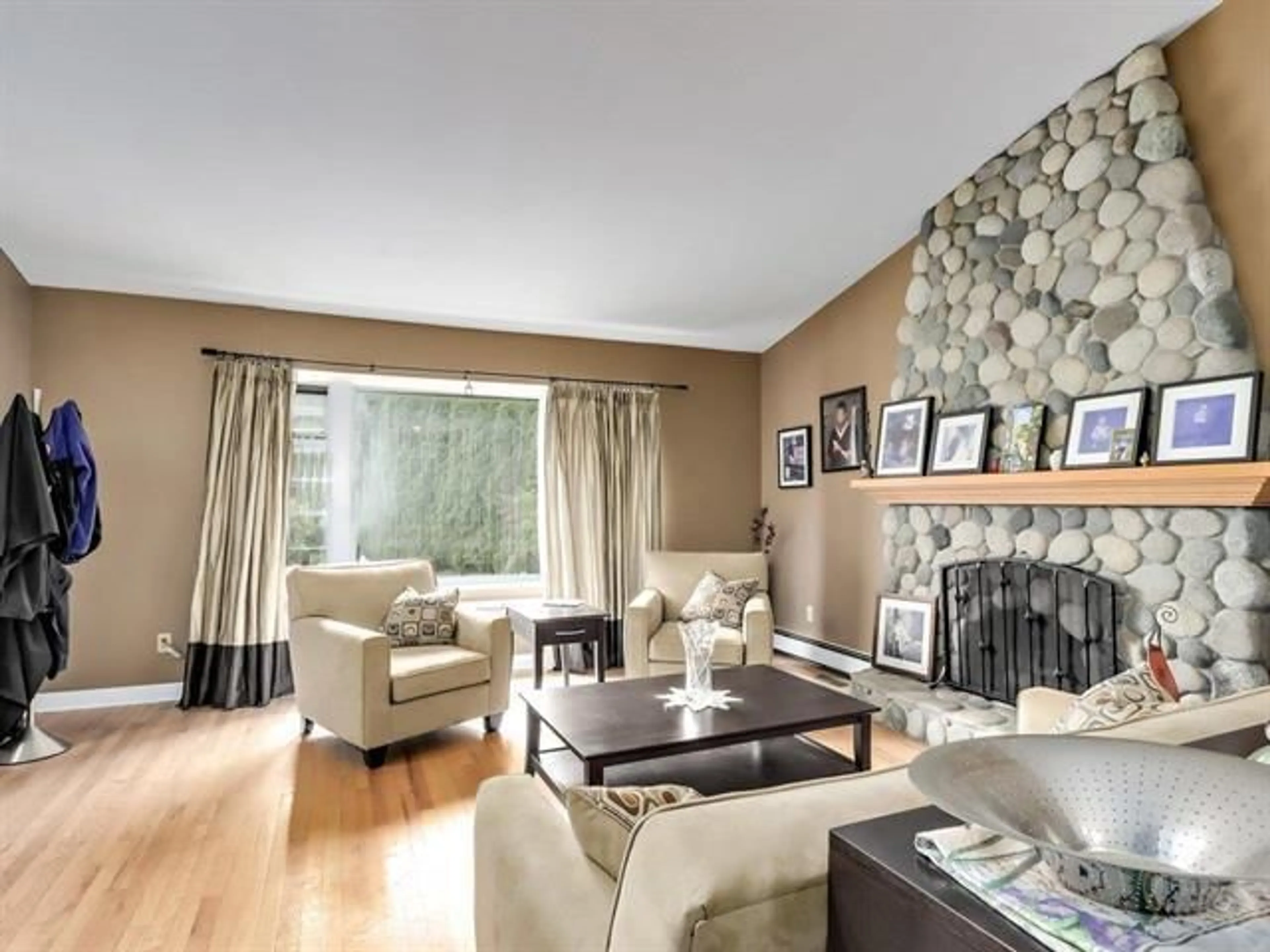 Living room with furniture, wood/laminate floor for 7361 149A STREET, Surrey British Columbia V3S3H4
