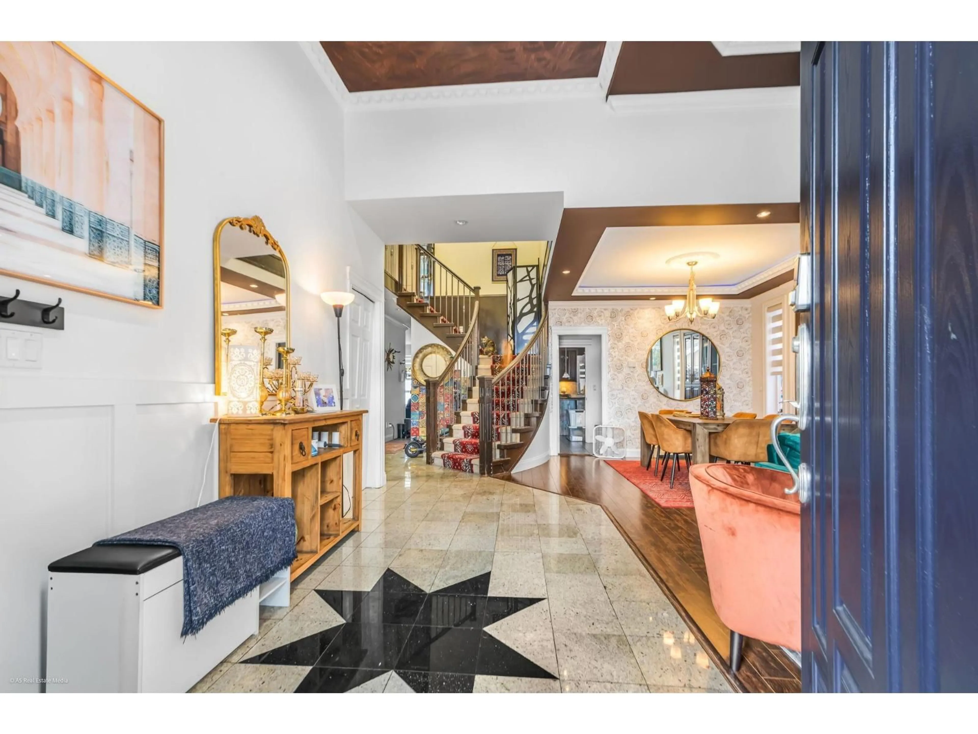 Indoor foyer for 14220 62A AVENUE, Surrey British Columbia V3X0B6