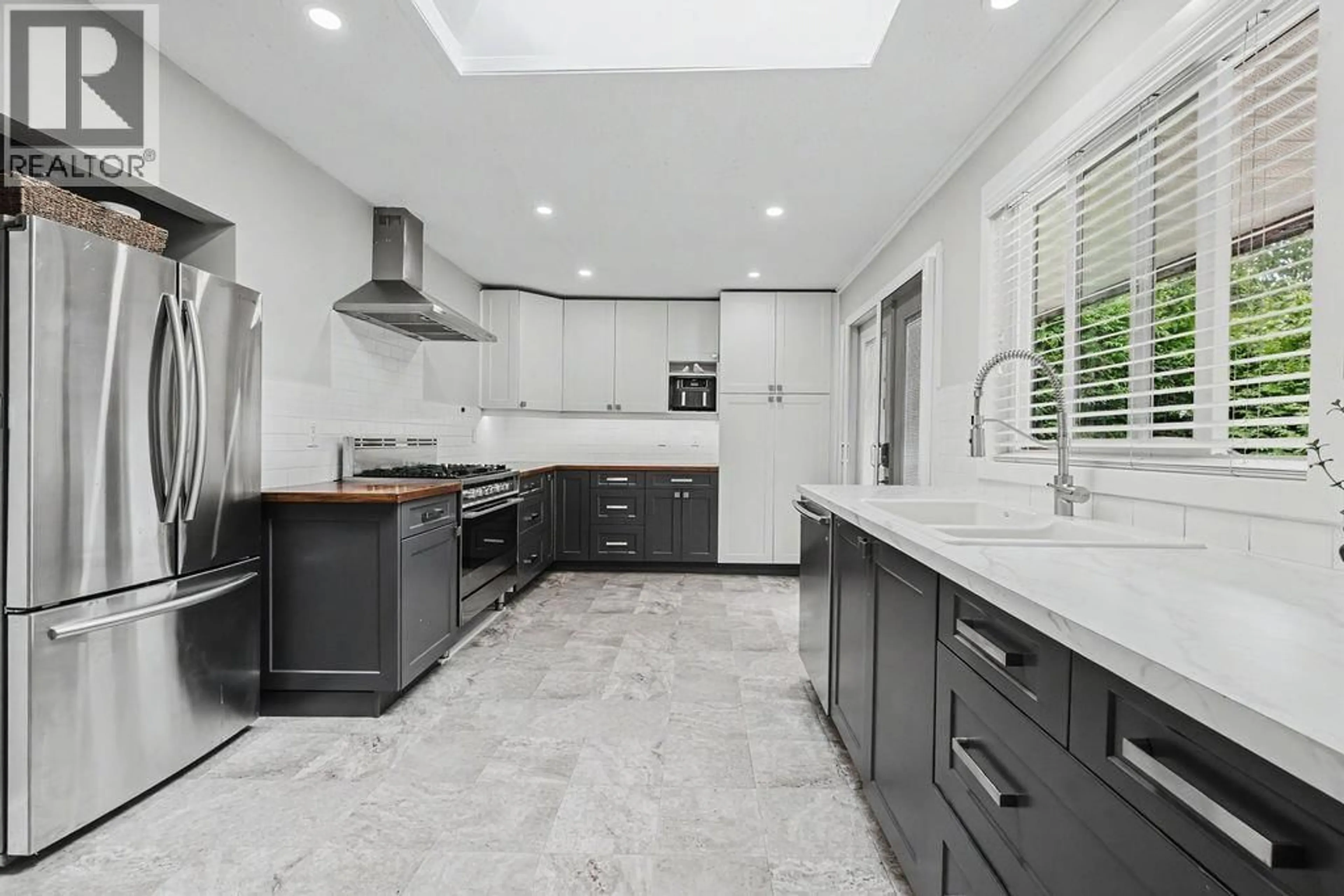 Contemporary kitchen, ceramic/tile floor for 1102 GRANDVIEW ROAD, Gibsons British Columbia V0N1V3