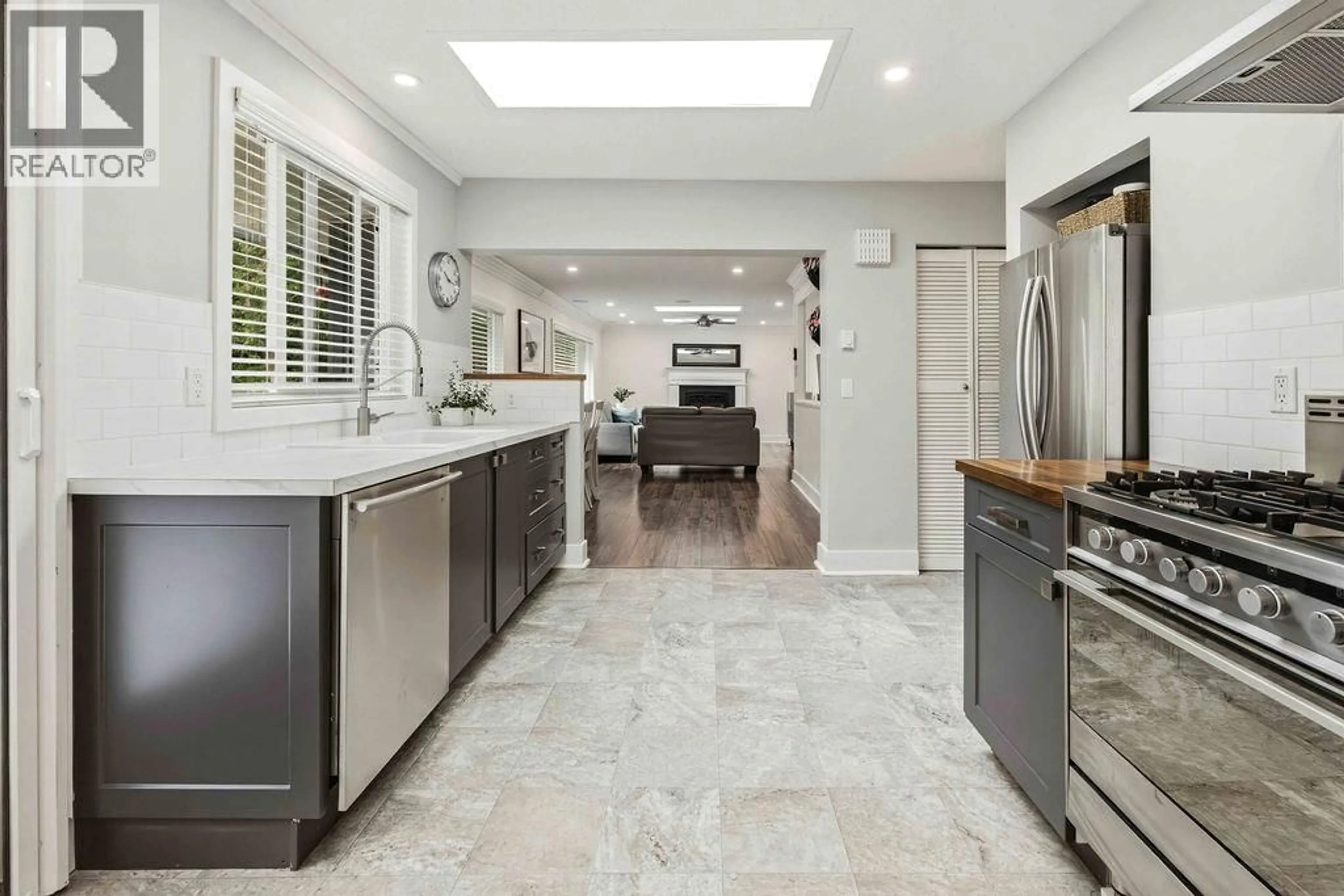 Open concept kitchen, ceramic/tile floor for 1102 GRANDVIEW ROAD, Gibsons British Columbia V0N1V3