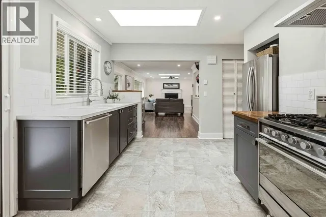 1102 GRANDVIEW ROAD, Gibsons 4