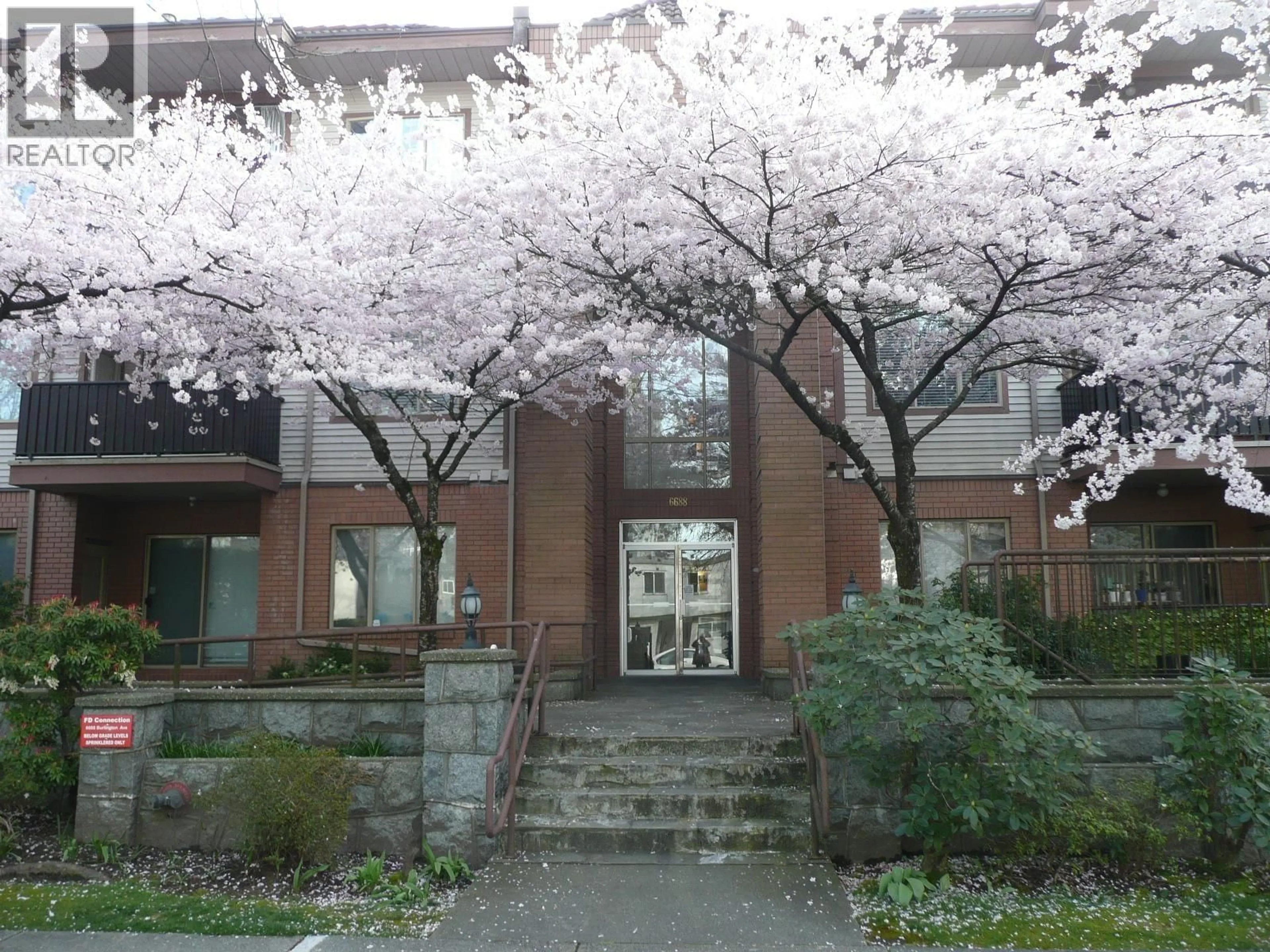Indoor foyer for 209 - 6688 BURLINGTON AVENUE, Burnaby British Columbia V5H3M9