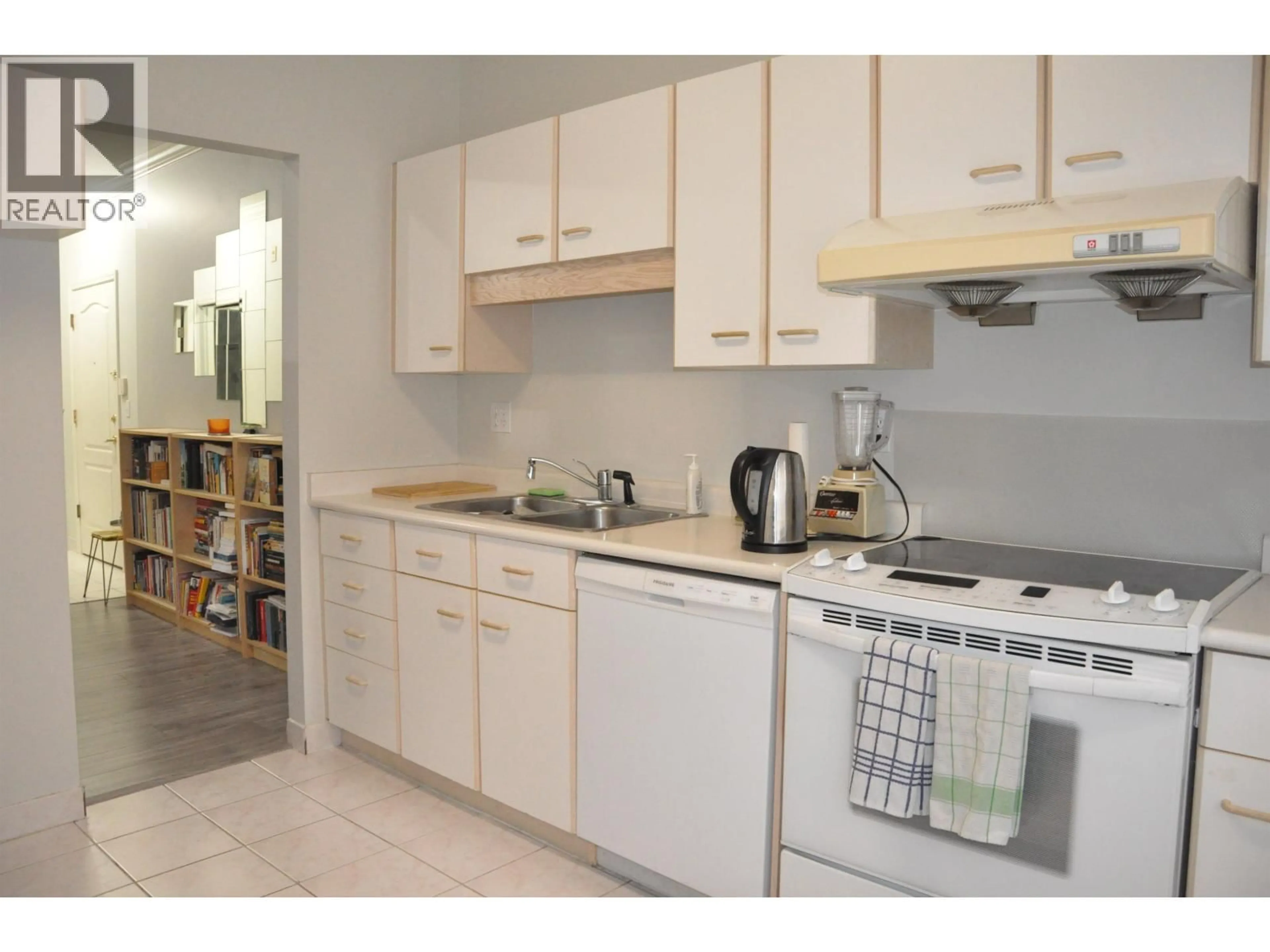 Standard kitchen, unknown for 209 - 6688 BURLINGTON AVENUE, Burnaby British Columbia V5H3M9