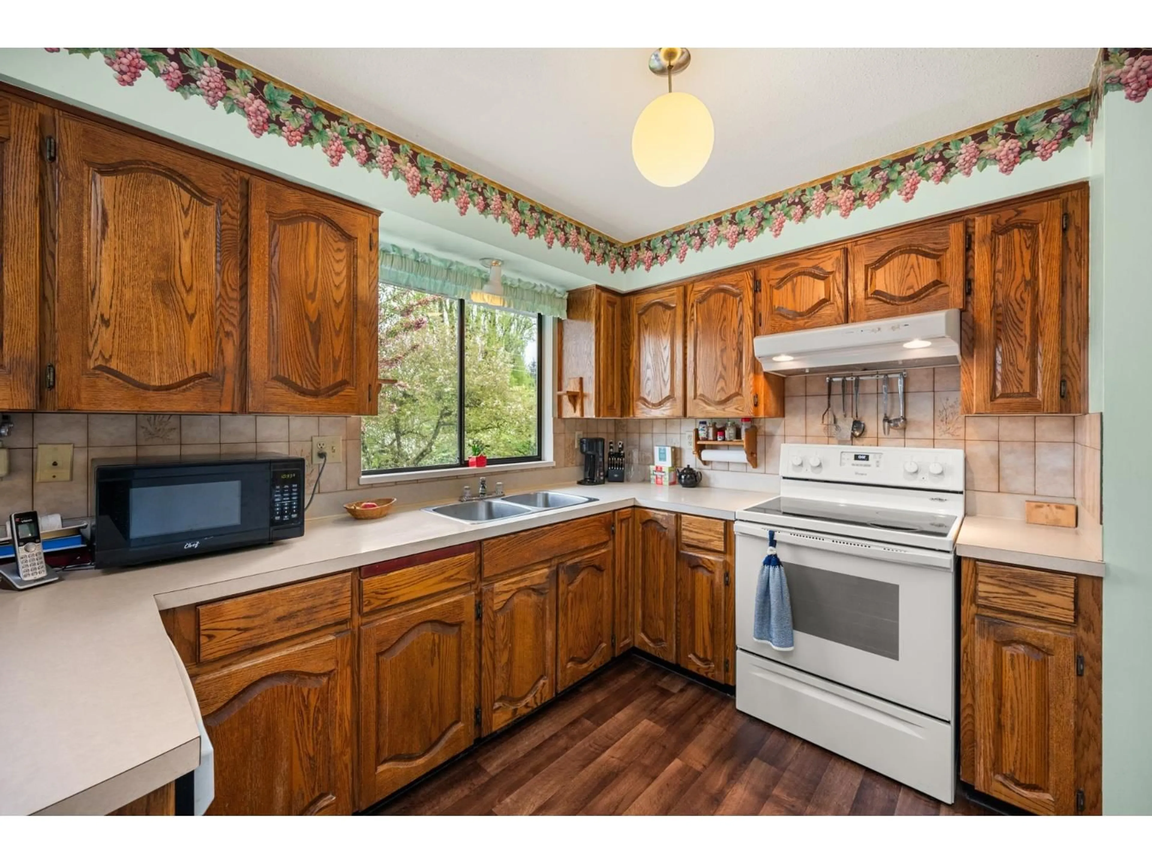Standard kitchen, unknown for 9507 204B STREET, Langley British Columbia V1M1Y9