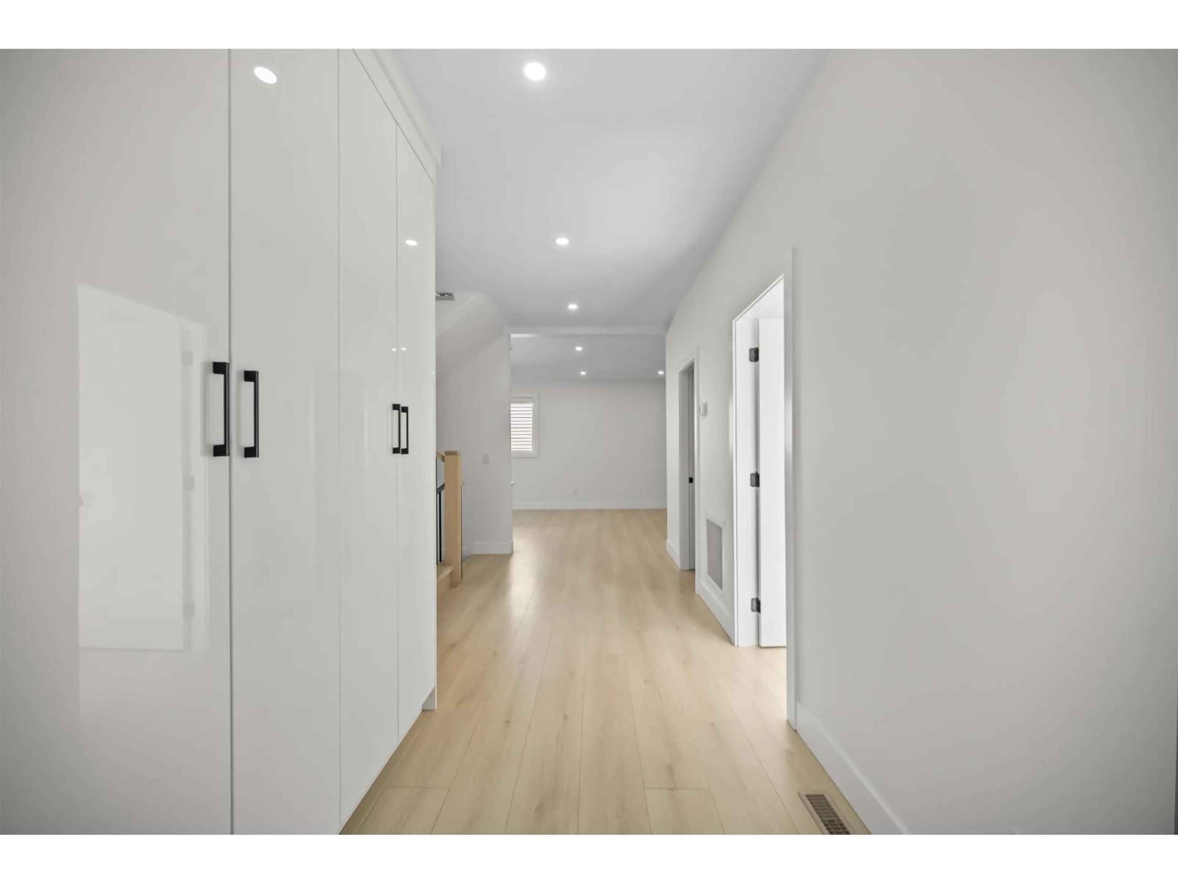 Indoor entryway for 1680B MCKENZIE ROAD, Abbotsford British Columbia V2S8J6