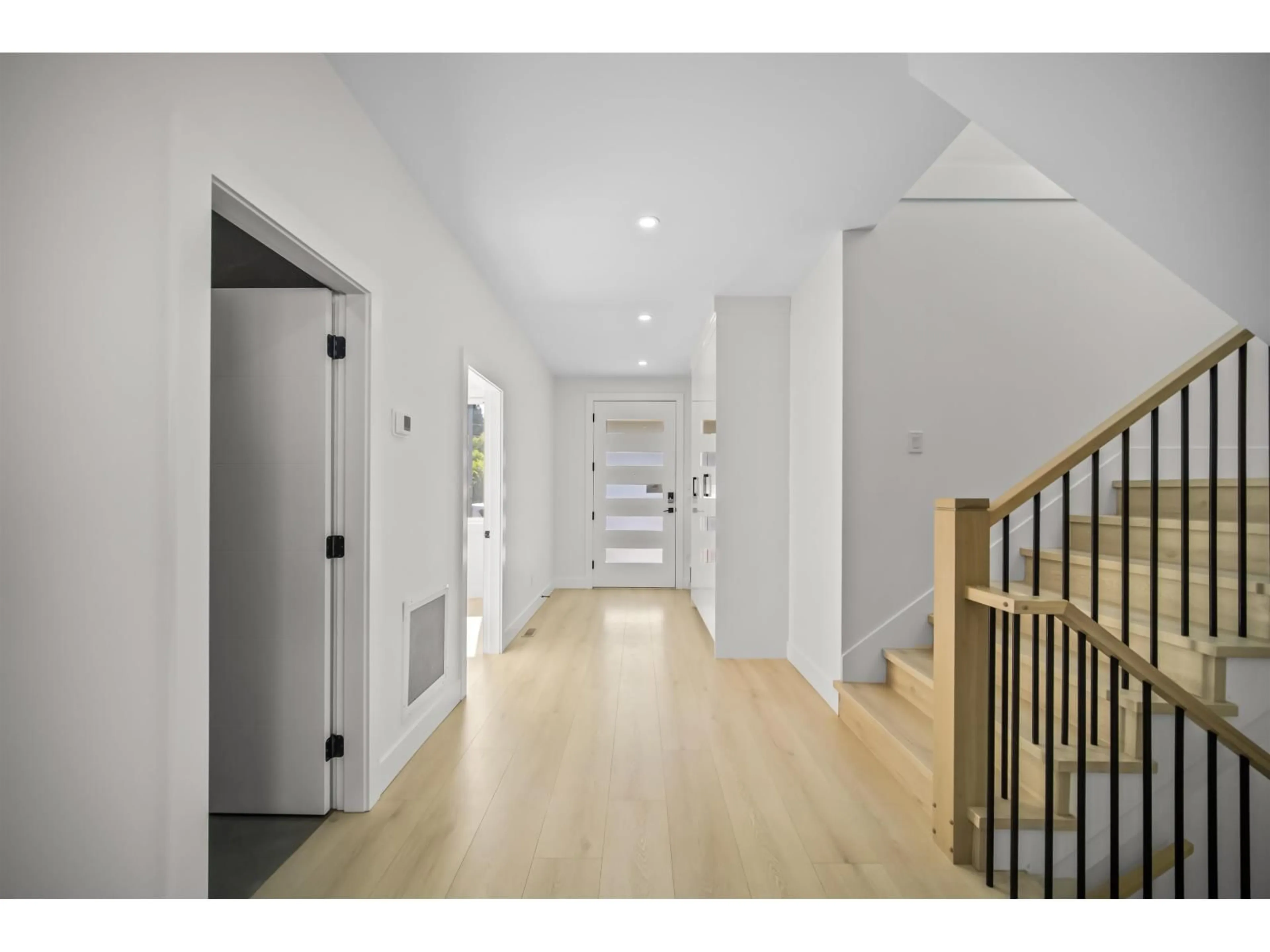 Indoor entryway for 1680B MCKENZIE ROAD, Abbotsford British Columbia V2S8J6