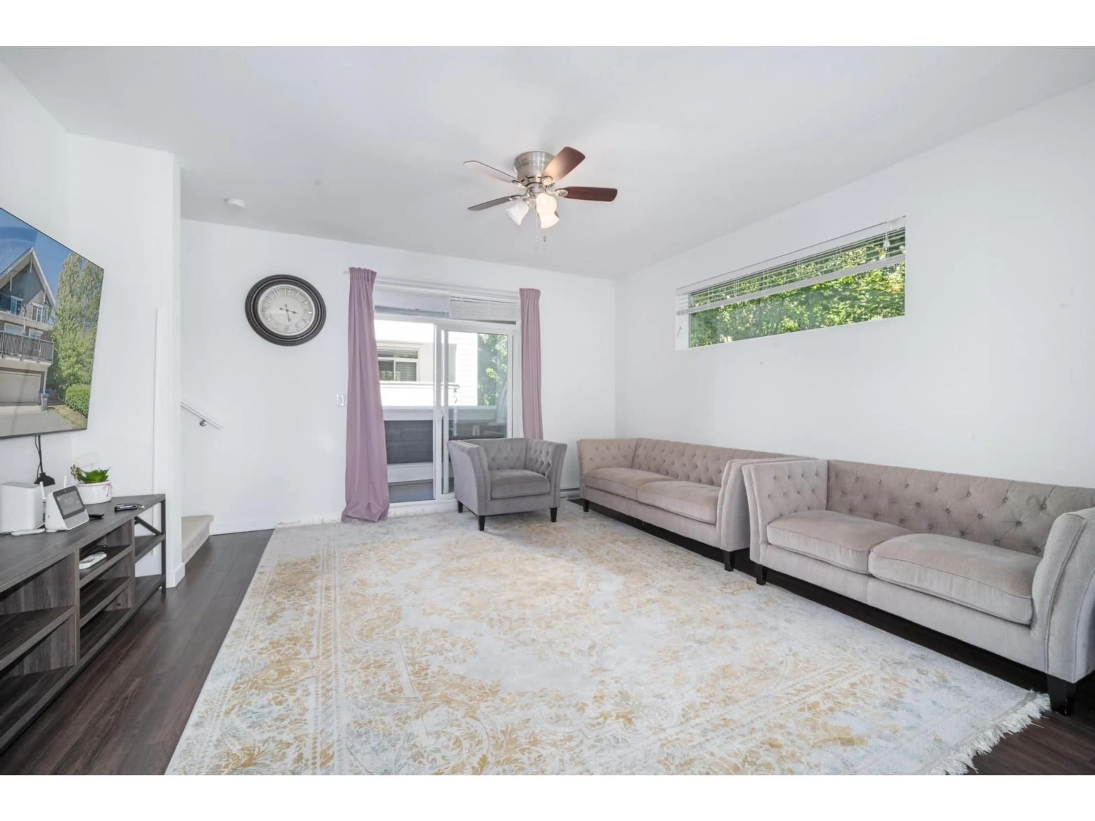 Living room with furniture, unknown for 8 - 16357 15 AVENUE, Surrey British Columbia V4A0C2