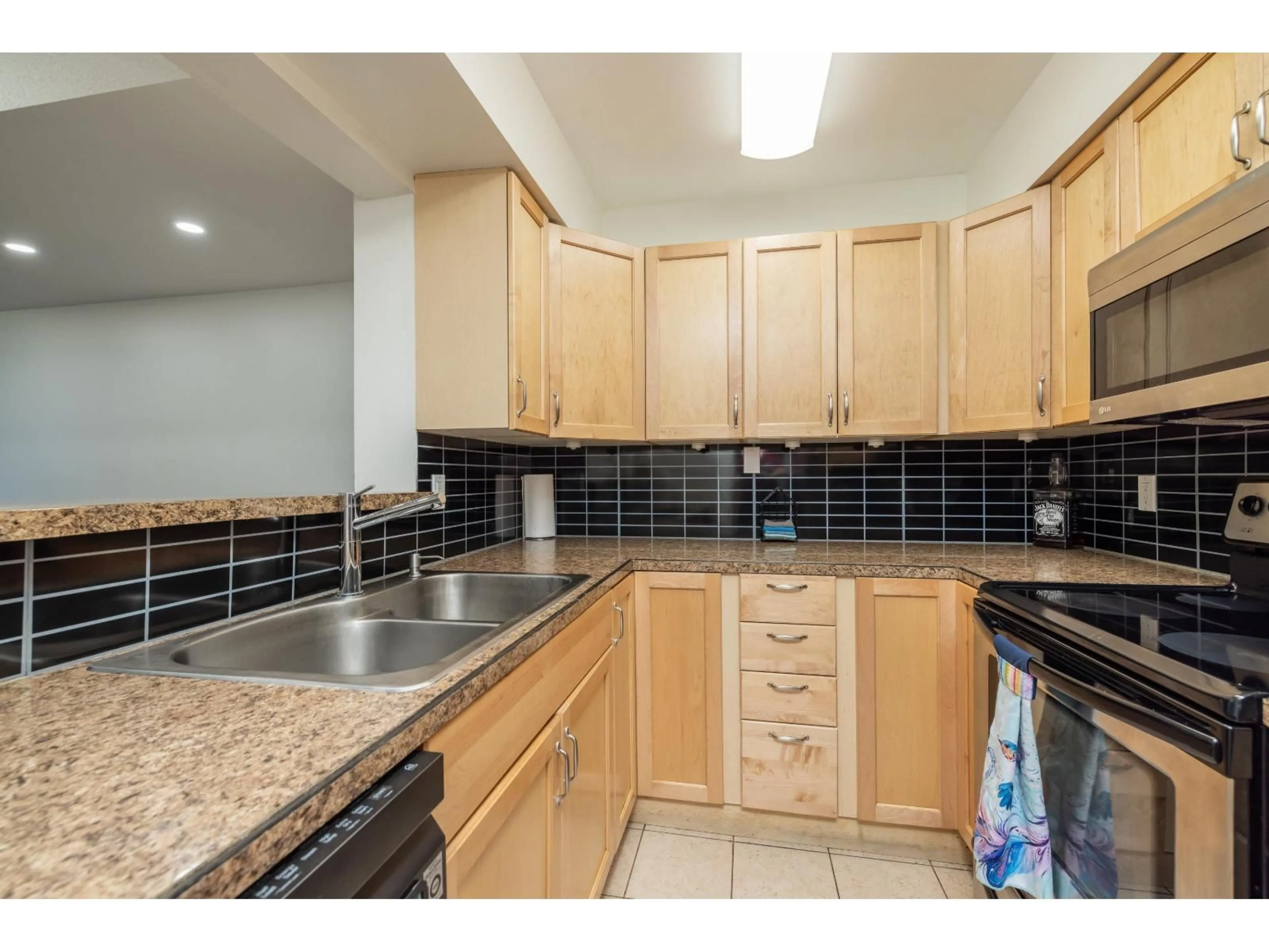 Standard kitchen, ceramic/tile floor for 1 - 3168 268 STREET, Langley British Columbia V4W3S1