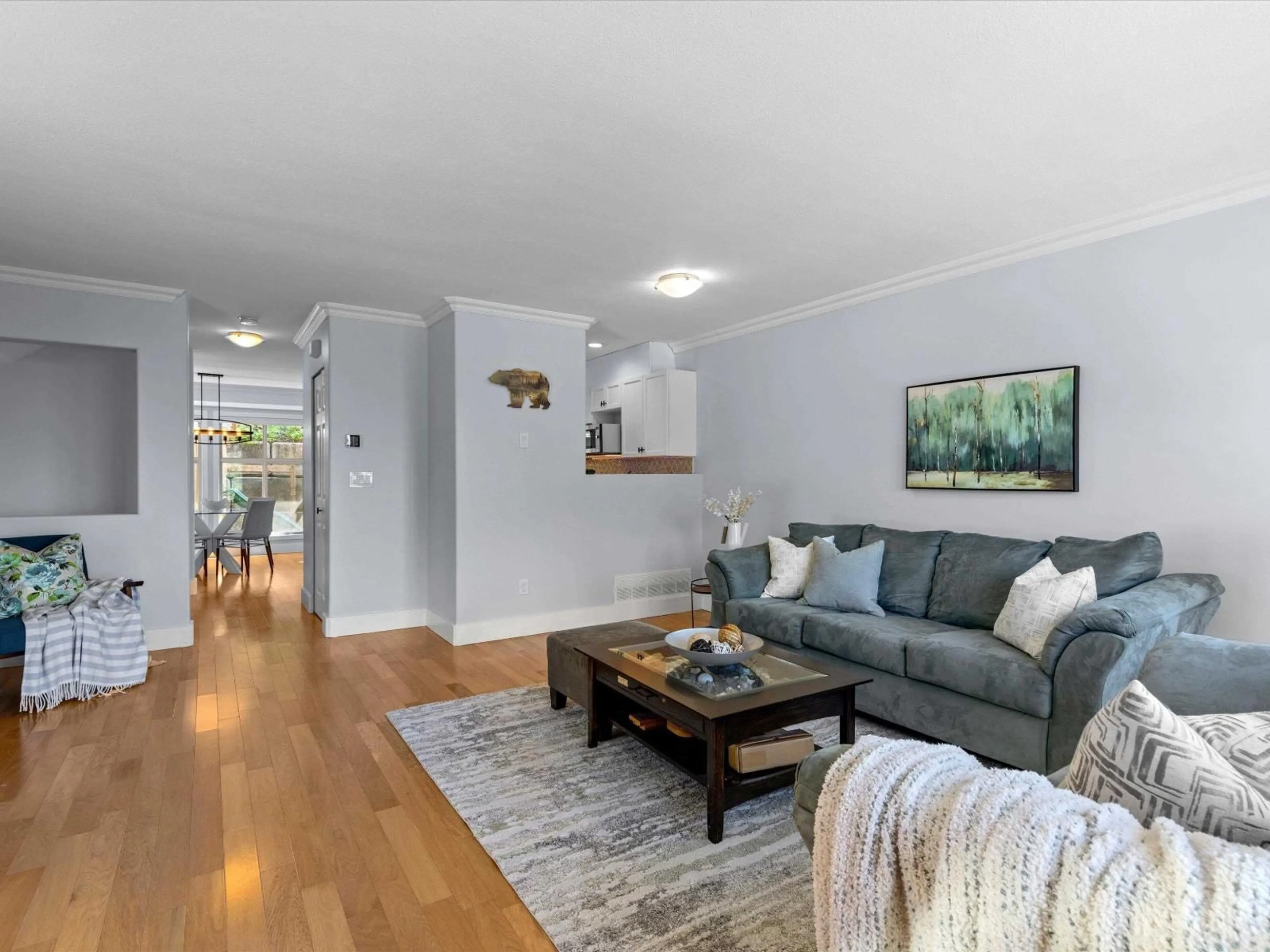 Living room with furniture, wood/laminate floor for 21 - 46858 RUSSELL ROAD, Chilliwack British Columbia V2R5T3