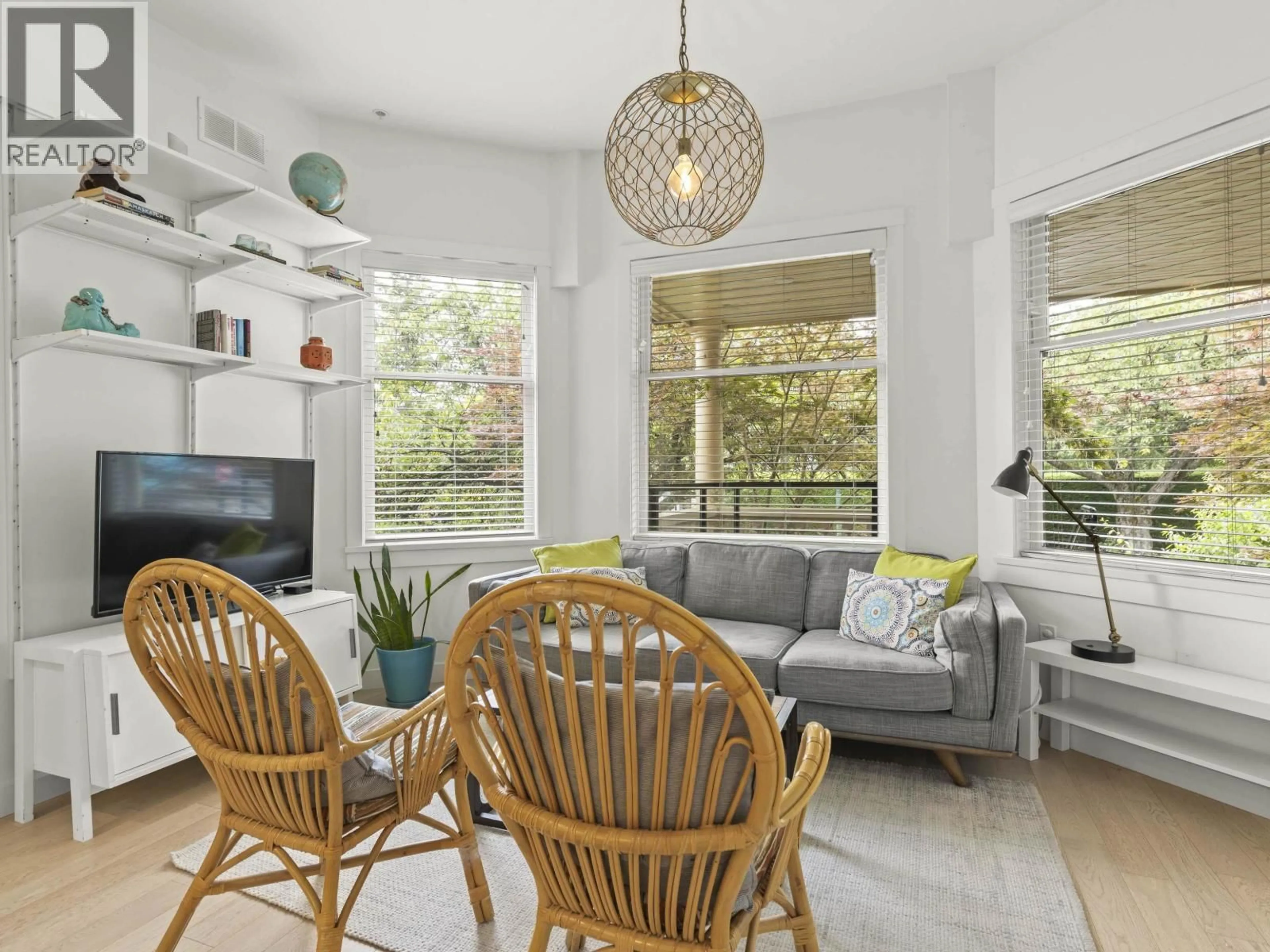 Living room with furniture, wood/laminate floor for 100 - 1872 PARKER STREET, Vancouver British Columbia V5L2K9