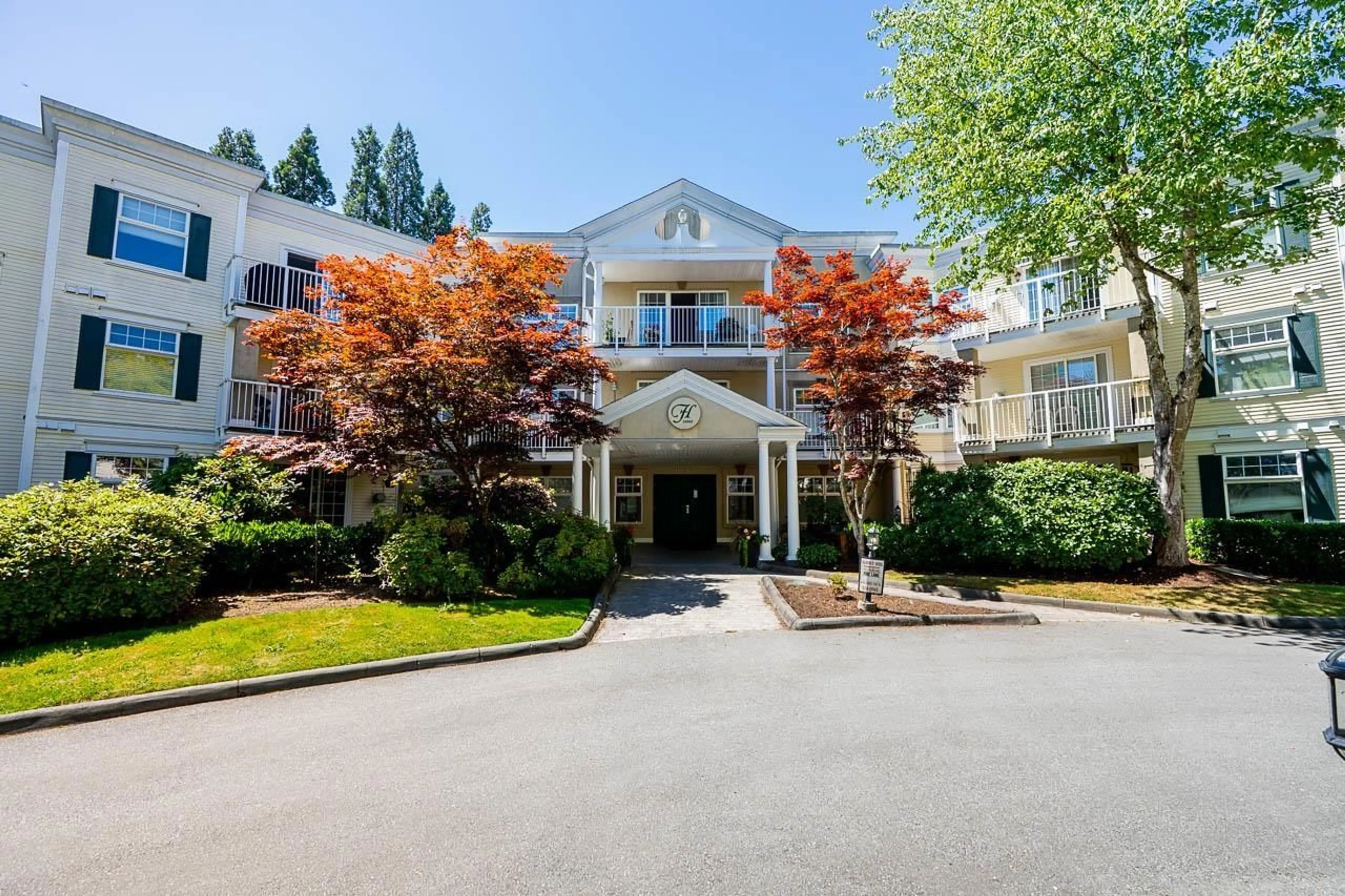 Indoor foyer for 202 - 16065 83 AVENUE, Surrey British Columbia V4N0N2