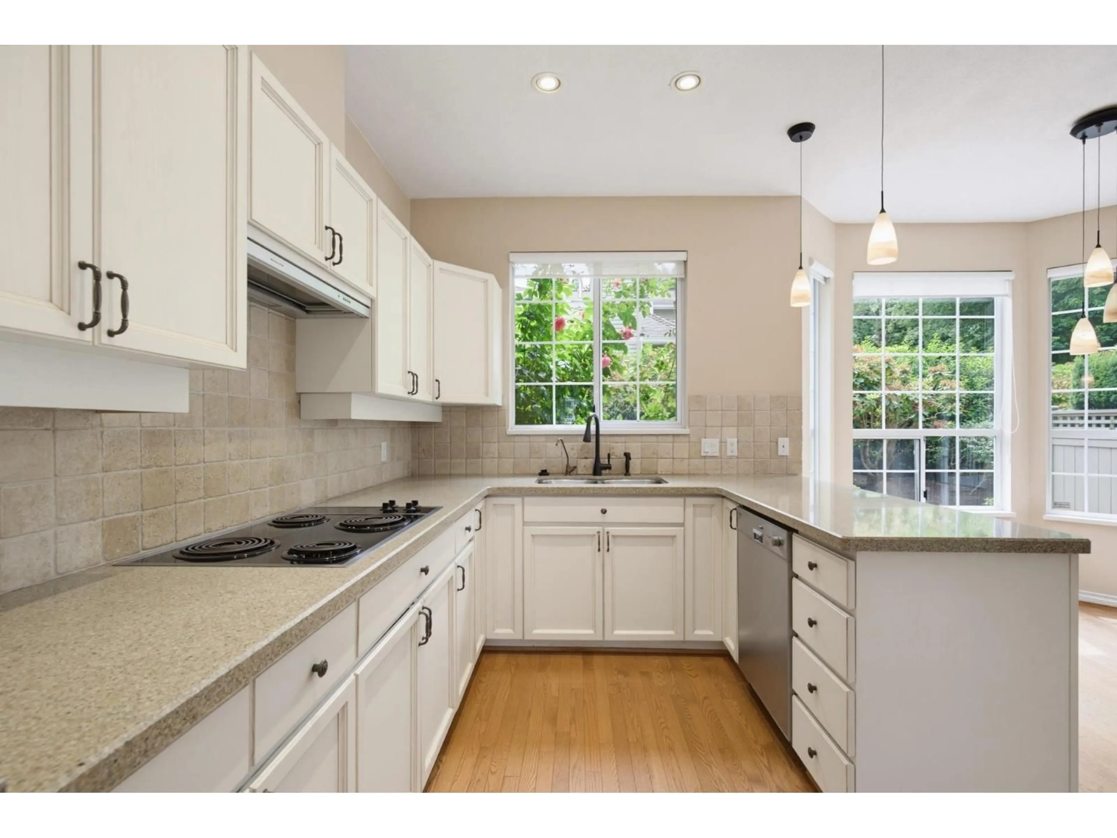 Open concept kitchen, ceramic/tile floor for 13 - 2688 150 STREET, Surrey British Columbia V4P1P1