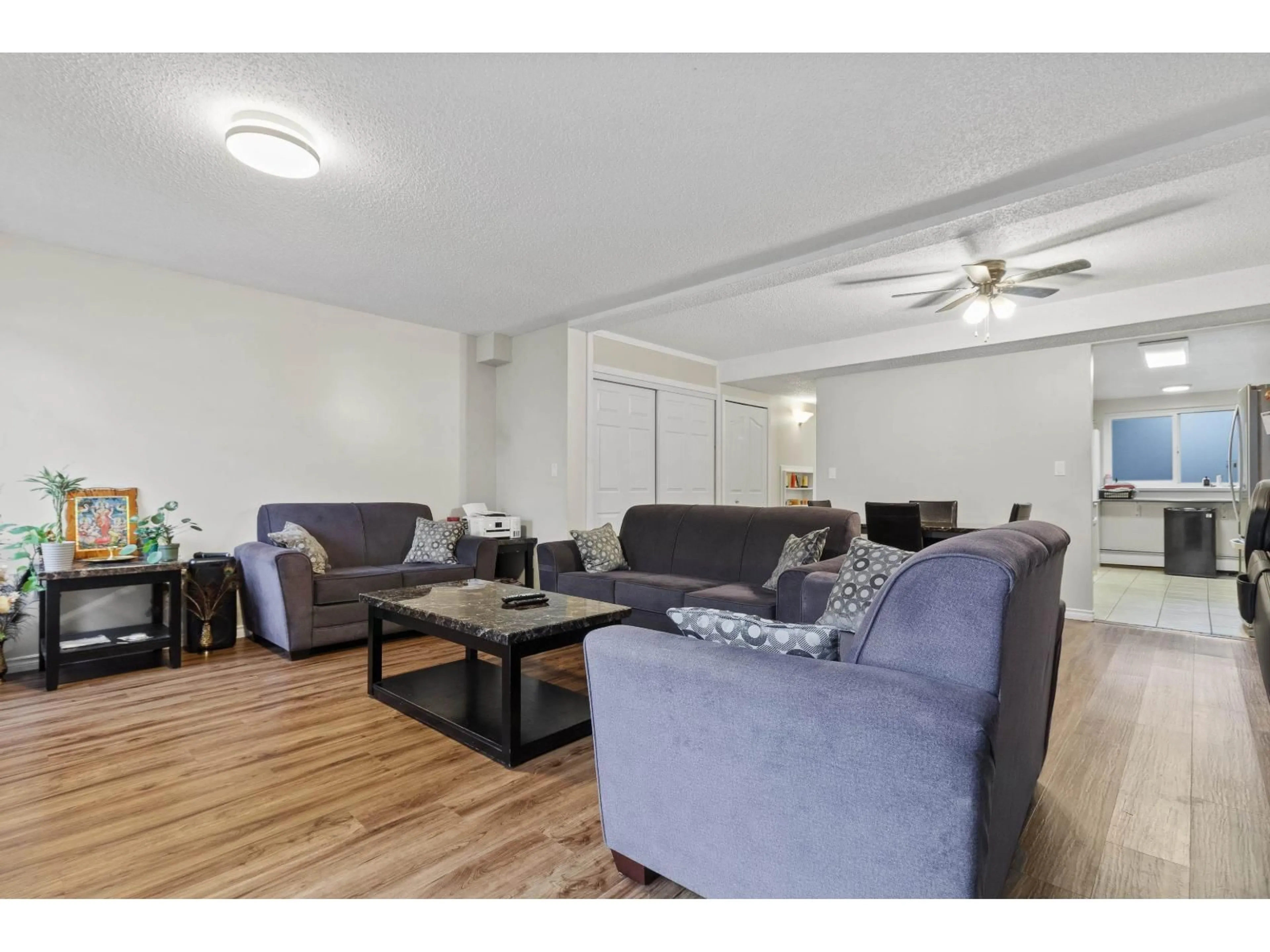 Living room with furniture, wood/laminate floor for 223 - 7453 140 STREET, Surrey British Columbia V3W6G5