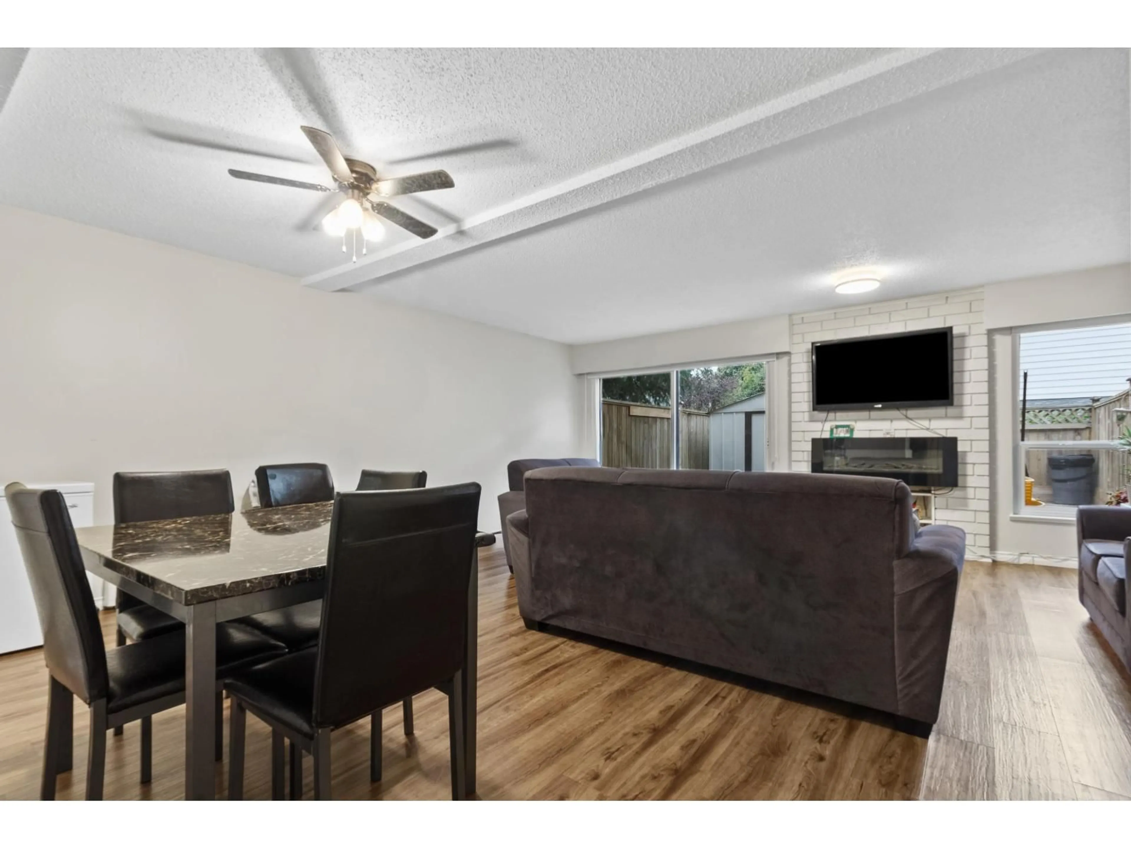 Living room with furniture, wood/laminate floor for 223 - 7453 140 STREET, Surrey British Columbia V3W6G5