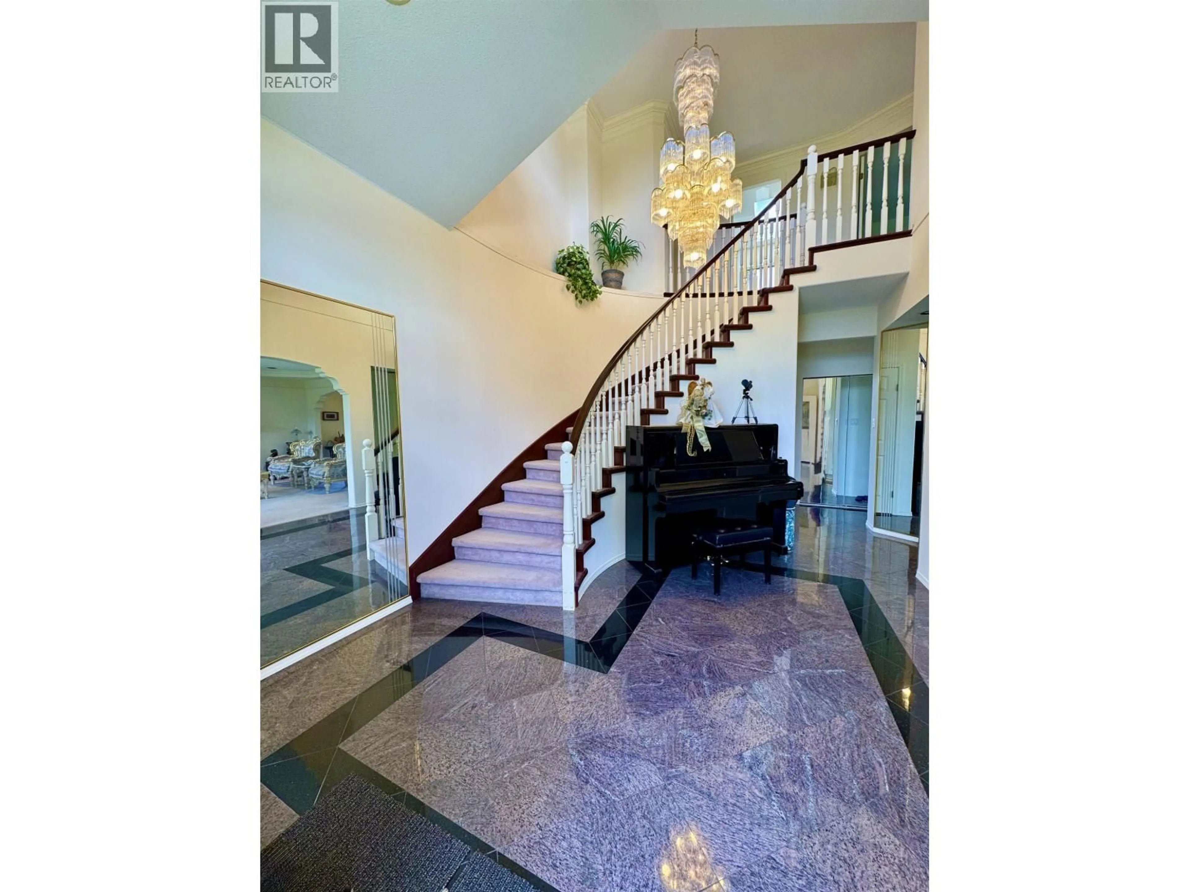 Indoor foyer for 4920 SARDIS CRESCENT, Burnaby British Columbia V5H3K3