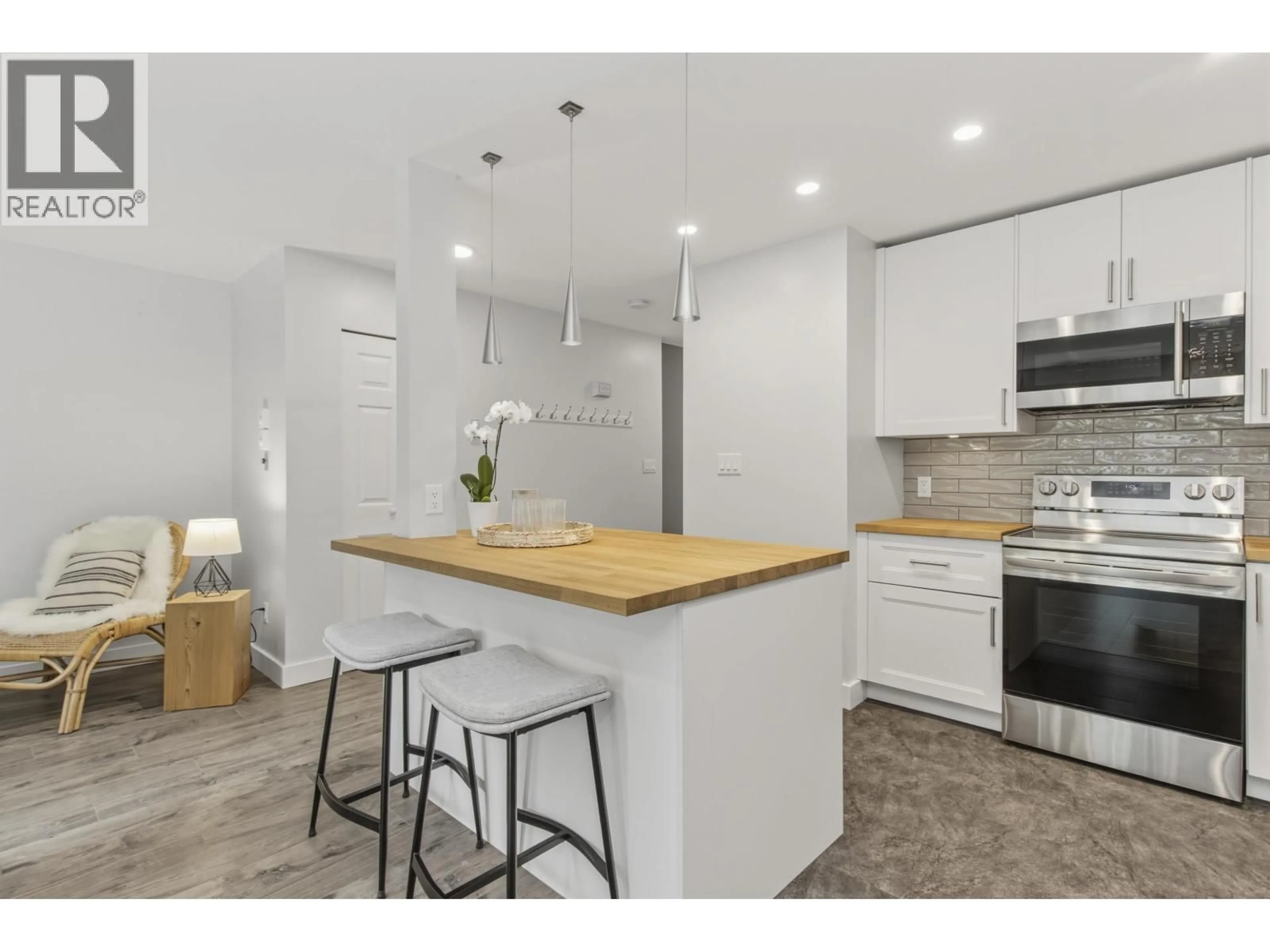 Open concept kitchen, unknown for 76 - 39920 GOVERNMENT ROAD, Squamish British Columbia V8B0G5