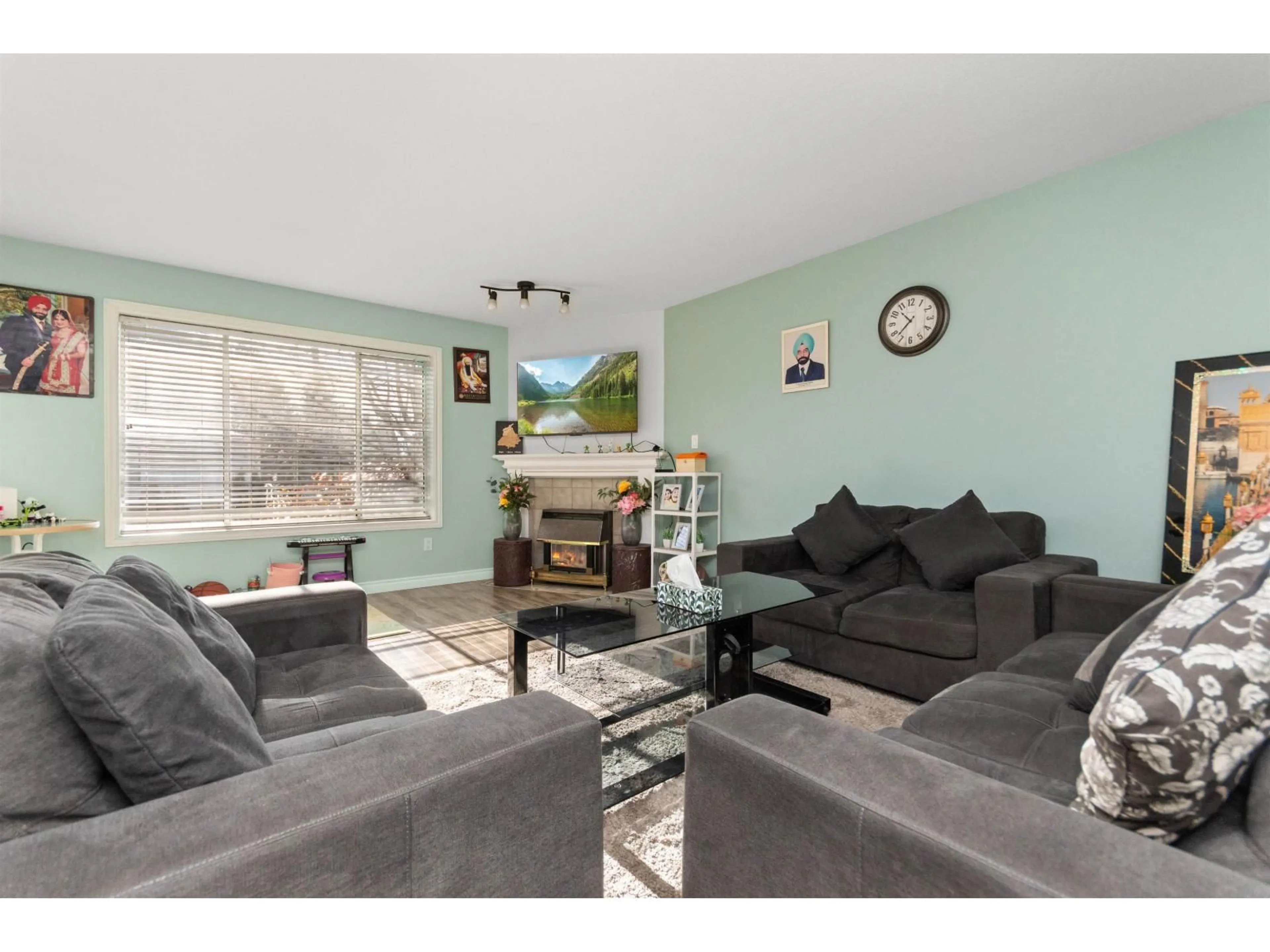 Living room with furniture, wood/laminate floor for 12 - 2575 MCADAM STREET, Abbotsford British Columbia V2S7G4
