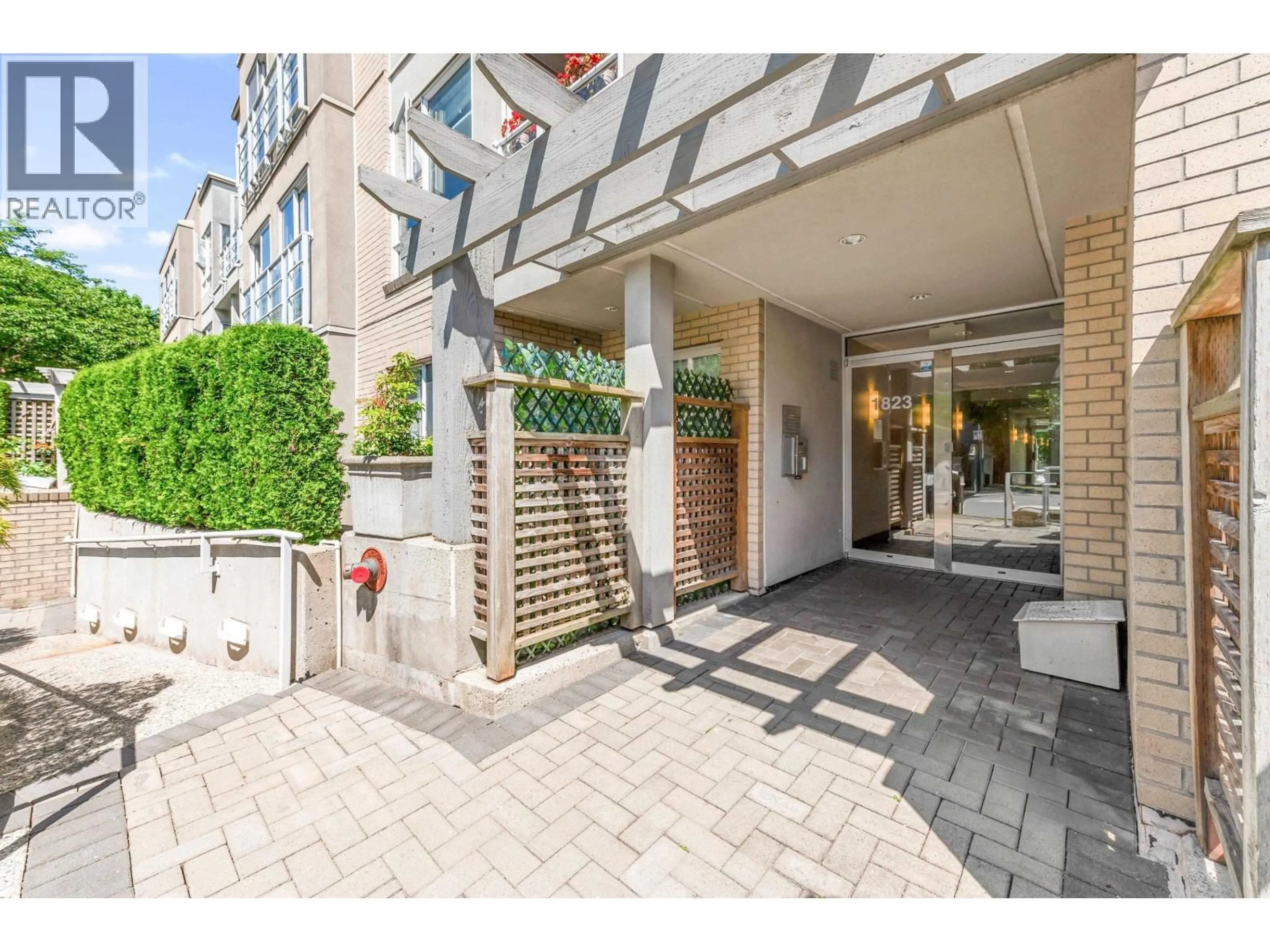 Indoor foyer for 211A - 1823 7TH AVENUE, Vancouver British Columbia V6J5K5