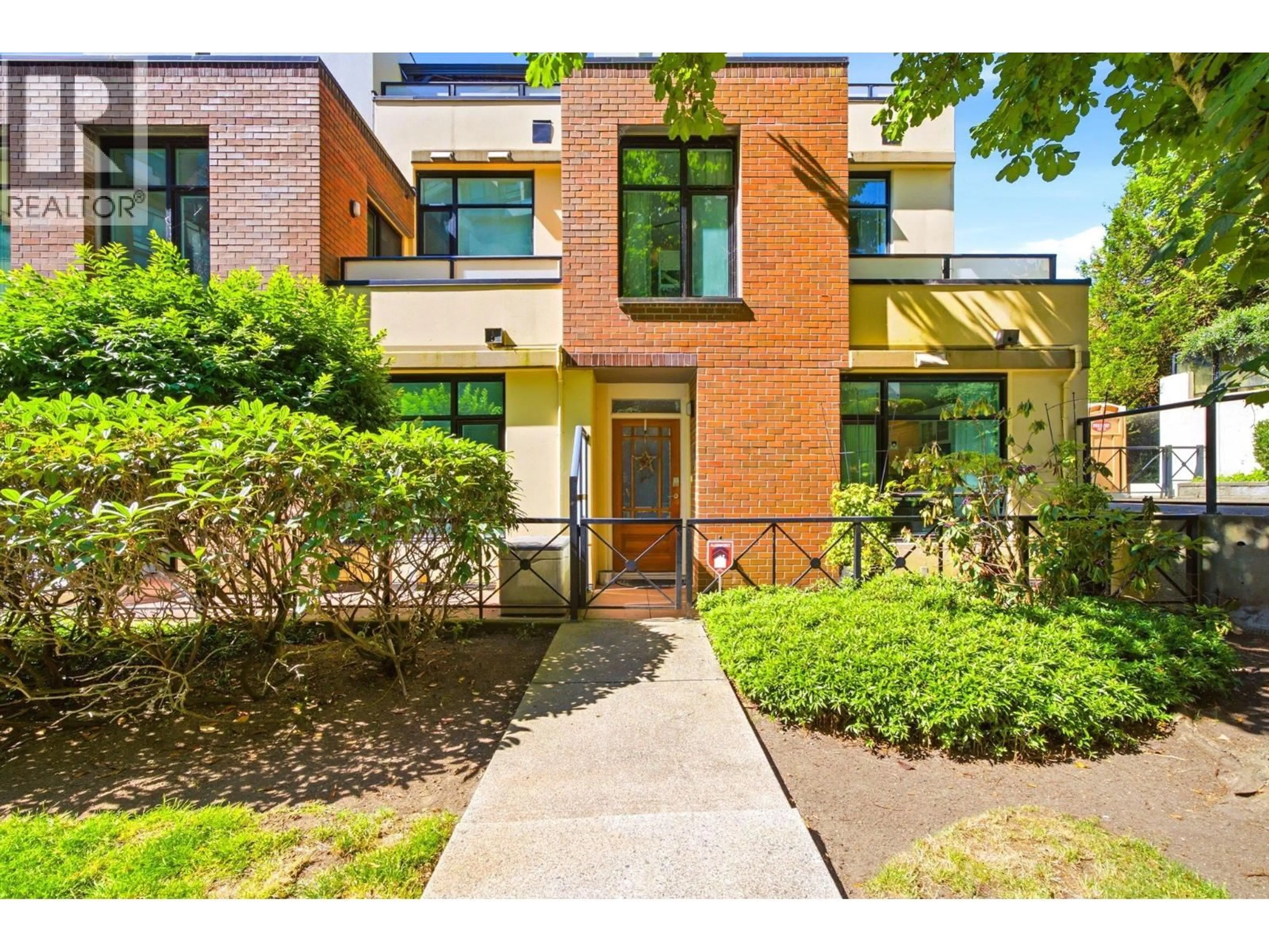 Home with brick exterior material, street for 114 - 8 RENAISSANCE SQUARE, New Westminster British Columbia V3M7A9