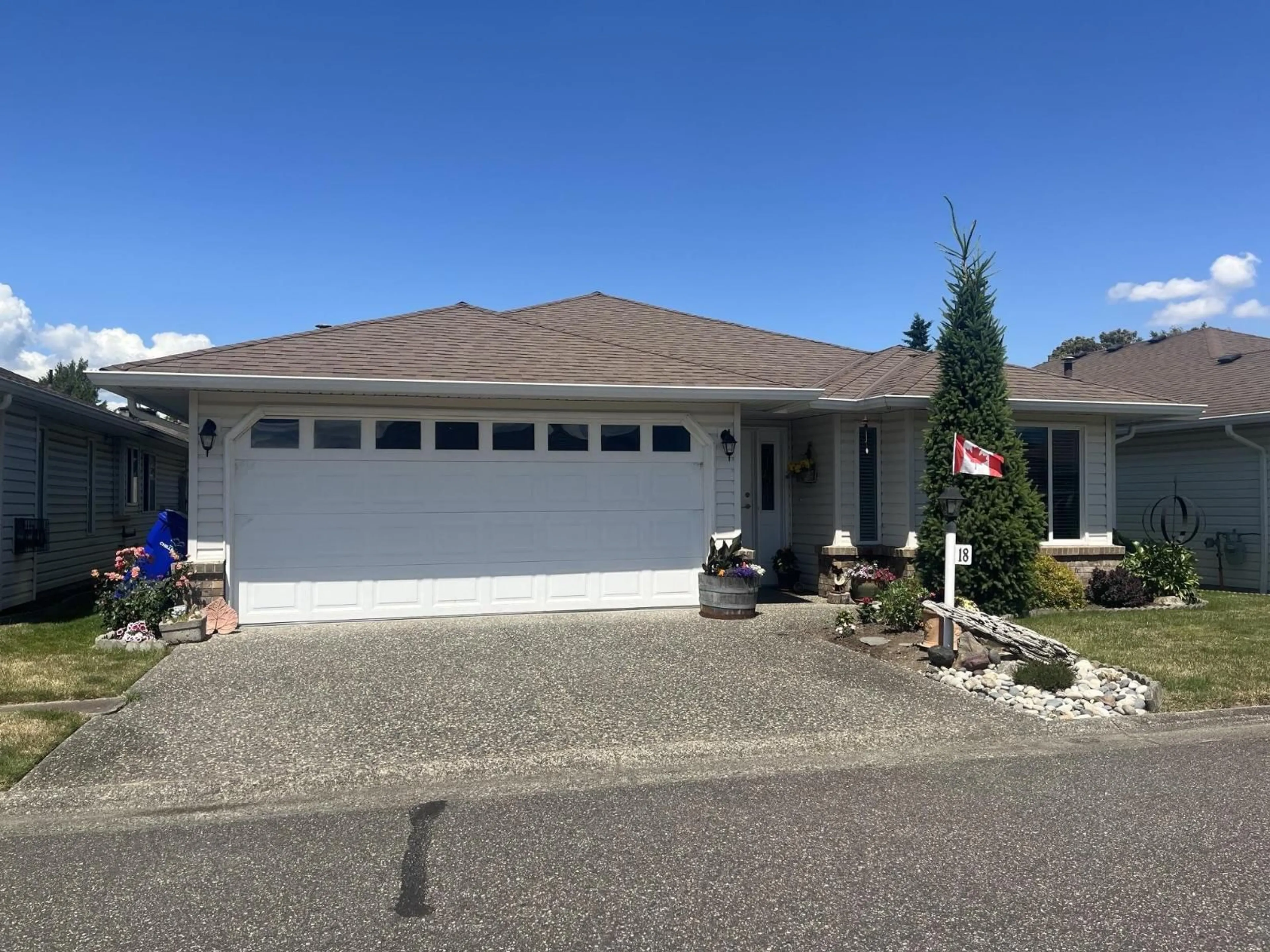 Home with vinyl exterior material, street for 18 - 46485 AIRPORT ROAD, Chilliwack British Columbia V2P7Y1