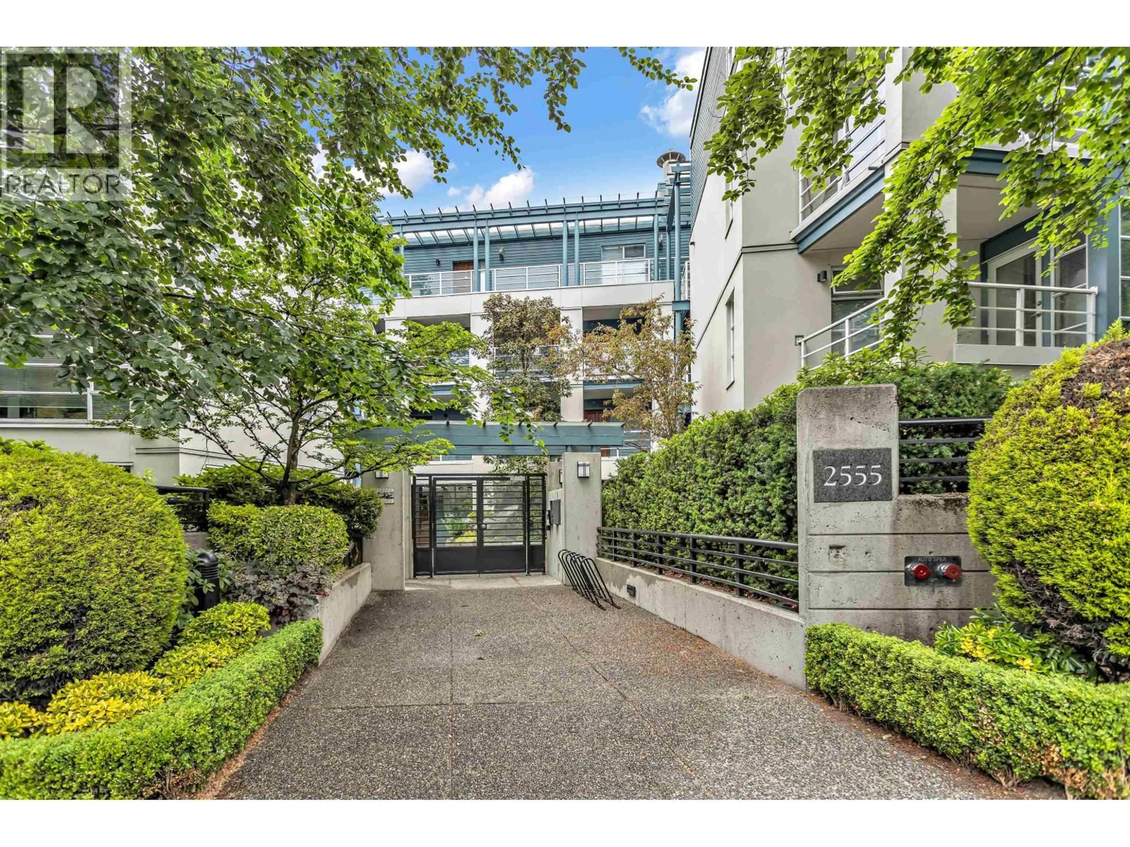 Indoor foyer for 203 - 2555 4TH AVENUE, Vancouver British Columbia V6K1P5