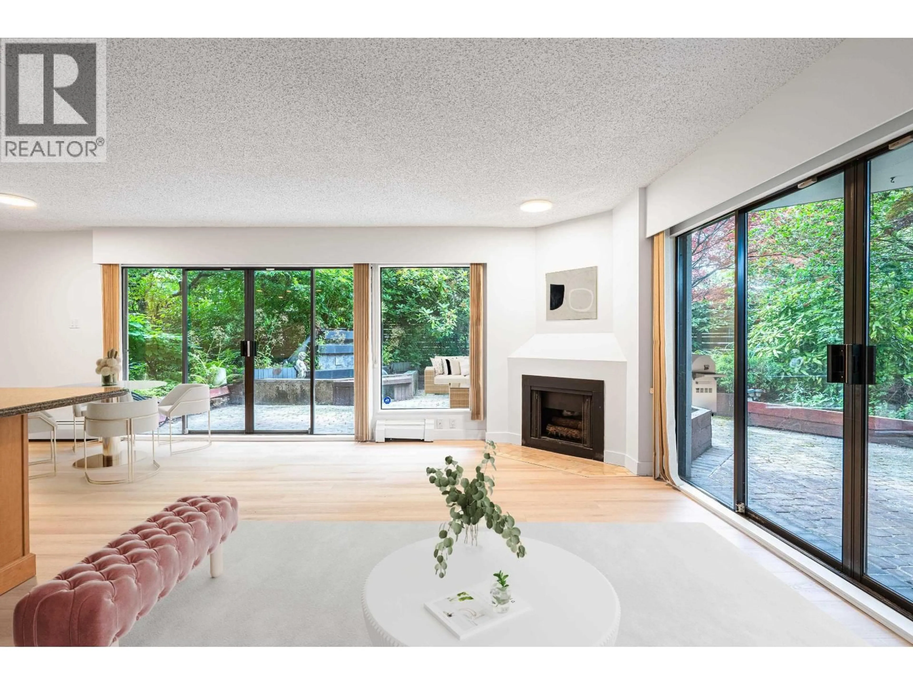 Living room with furniture, unknown for 102 - 747 17TH STREET, West Vancouver British Columbia V7V3T4