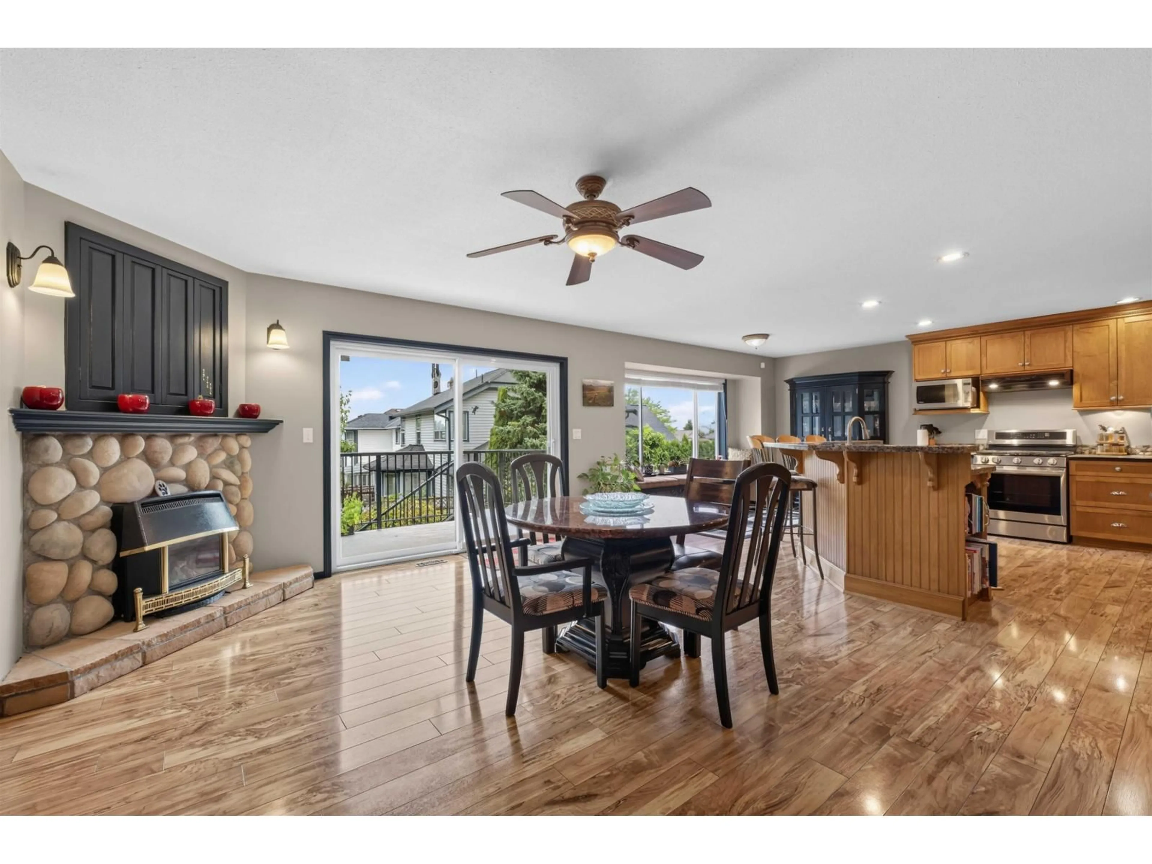 Open concept kitchen, unknown for 21545 TELEGRAPH TRAIL, Langley British Columbia V1M2K8